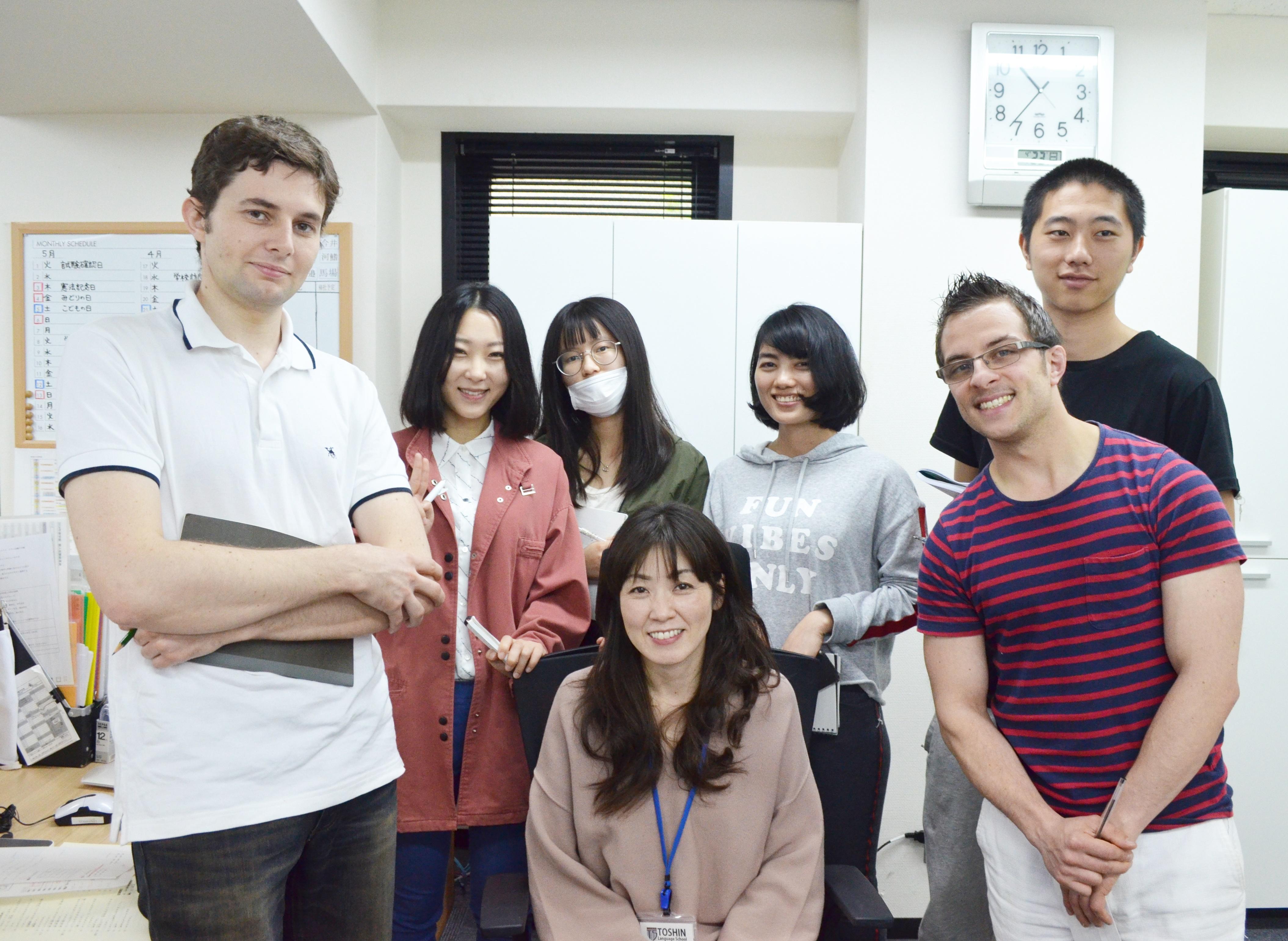 初級の段階から習った日本を使って様々な活動を行っています。