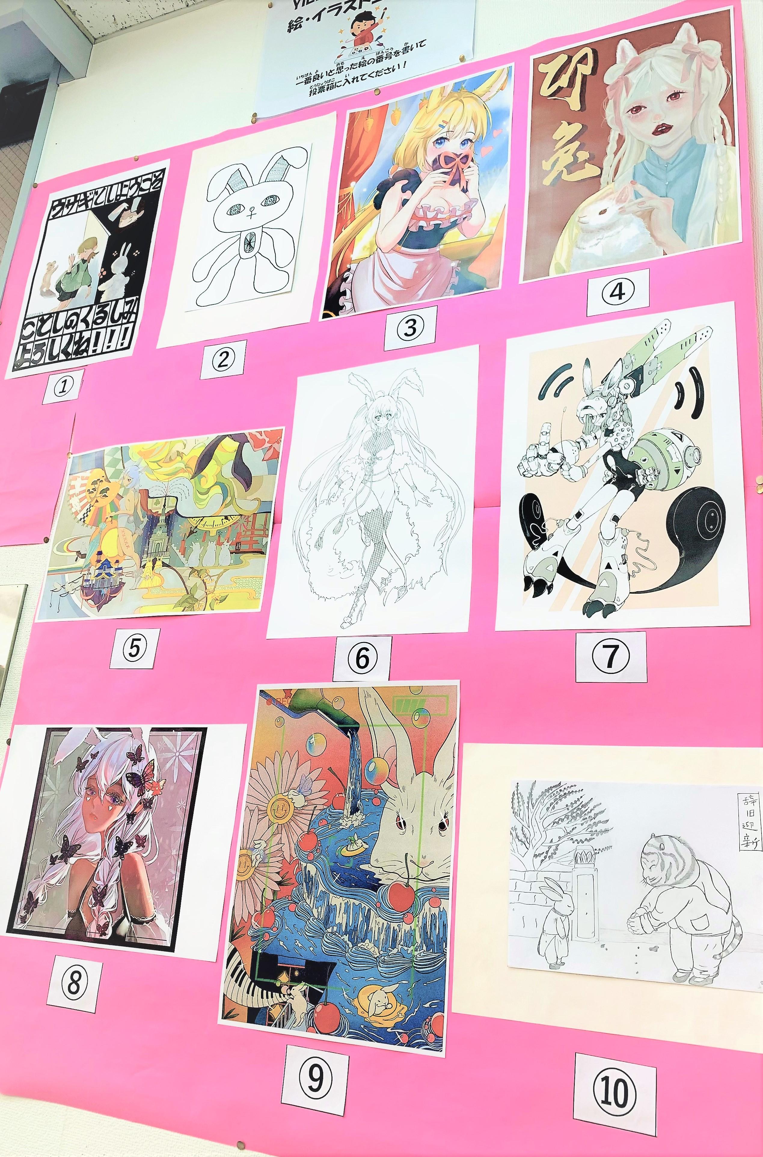 その年のテーマに沿った力作がロビーに並びます。最優秀賞は先生方と学生たちの投票によって決まります。