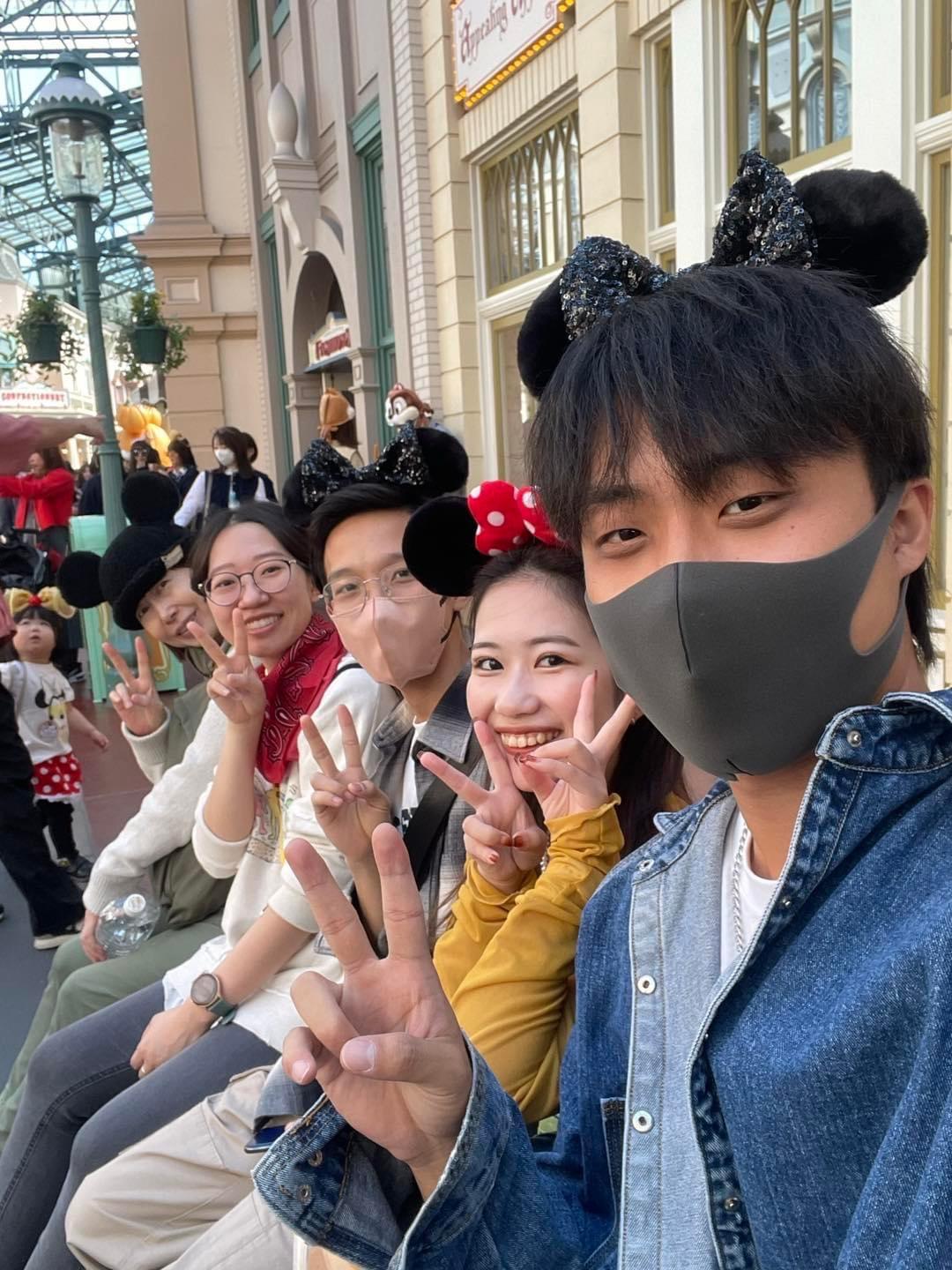 10月は遠足があるため、今年はディズニーランドにいきました！
教師も学生と一緒に回って、一人の子を見つけては一緒に乗り物にのります～！
たのしいですよ～！