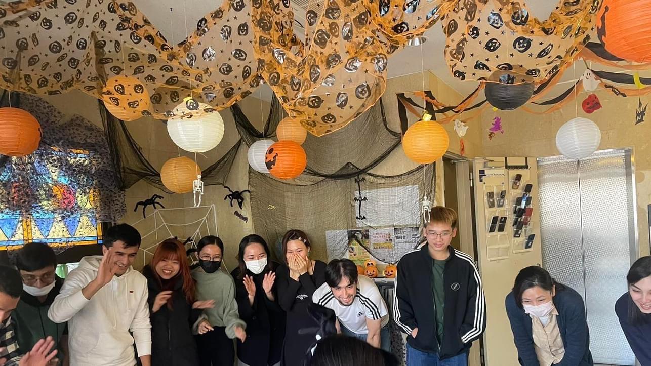 周りに保育園が多く、園長さんからの依頼でハロウィンにお菓子をあげました。
お子さんの様子はお見せできませんが、学生達はとても良い経験になったようです。
また、クリスマスに交流します！