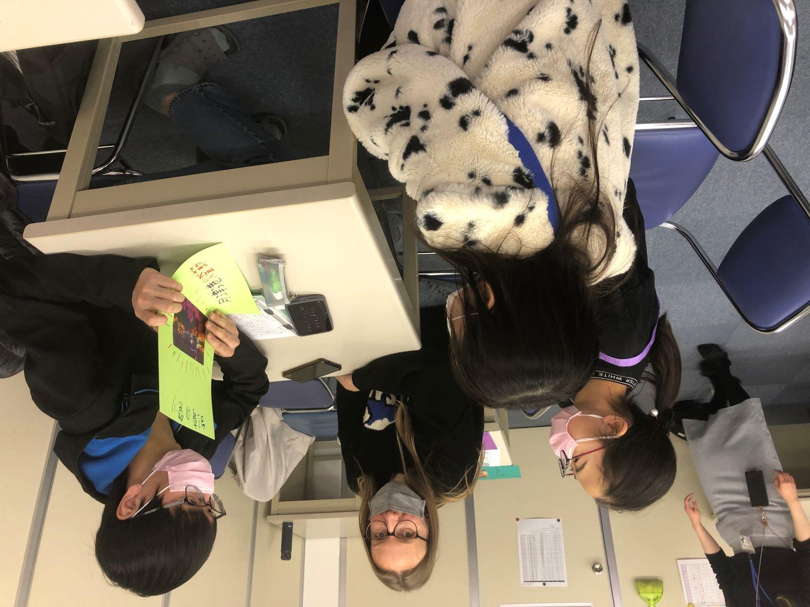 近隣の小学校との交流授業があります。