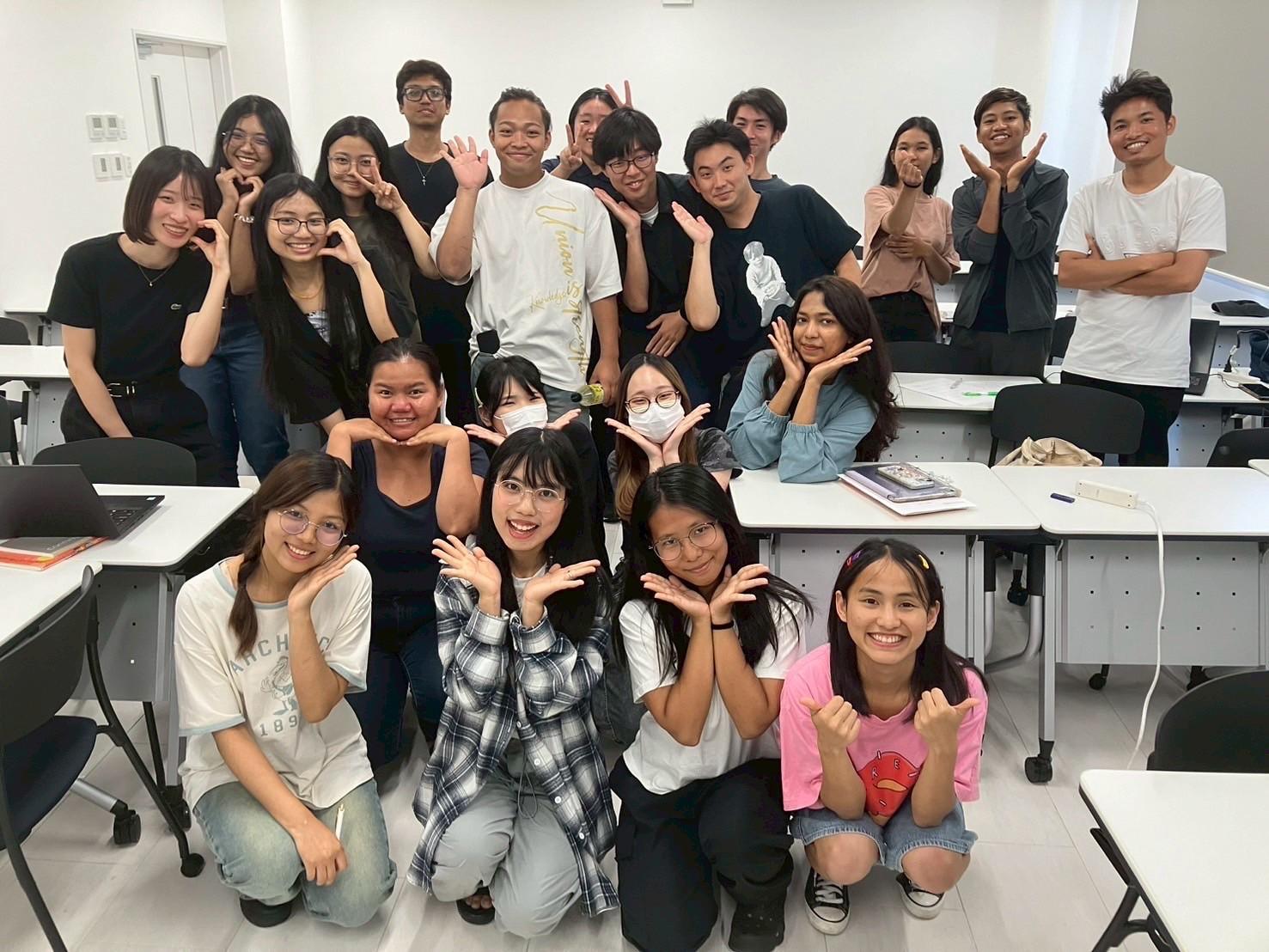 学内には情報、デザイン、電気、アグリフードテック、ゲームクリエイターの学科があり、日本人の学生もたくさん在籍しています。
日本語学科の授業に同年代の日本人の学生を迎えて、インタビュー、ロールプレイ、アクティビティー等を行う「日本語クラスゲスト」という制度があります。
