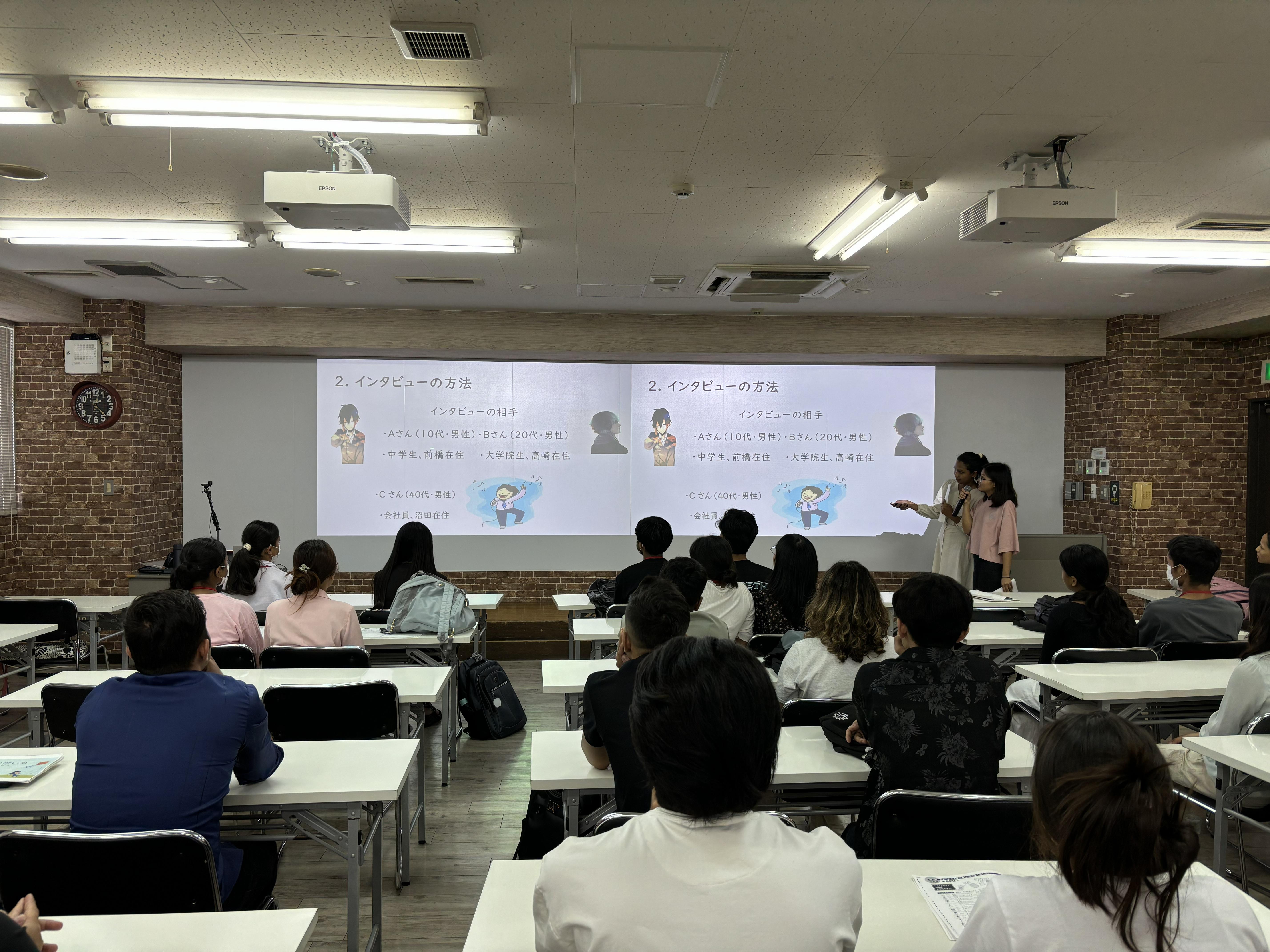 学んだ文法や語彙を活用して、仲間とともに発表やロールプレイなど取り組んでいきます。
プロジェクターや100人規模が収容できる大教室もありますので、みんなの前で発表を行うことがあります。