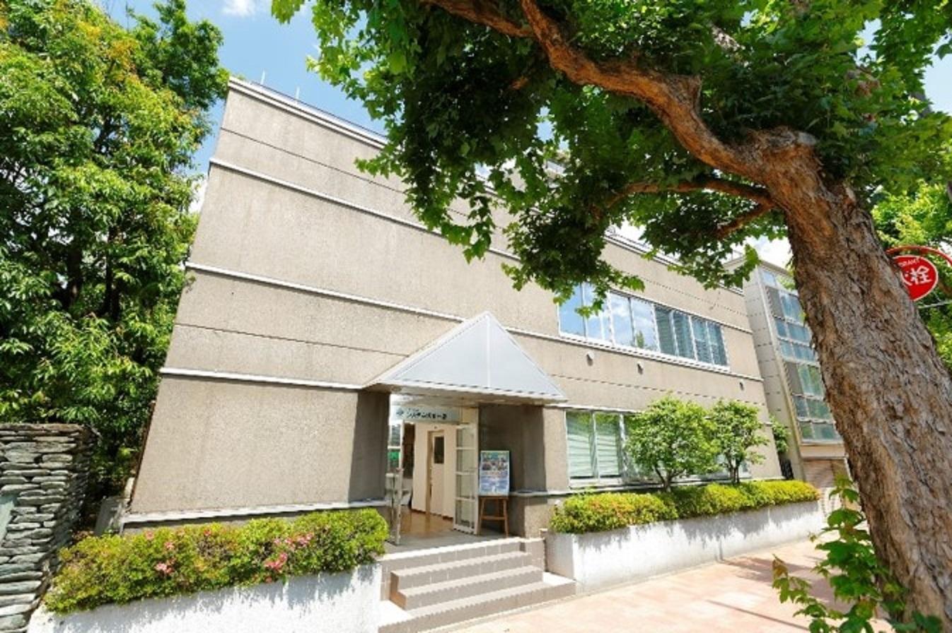 春になれば桜並木があり、秋になるとイチョウが見られて
留学生にも四季を味わってもらうことができます。