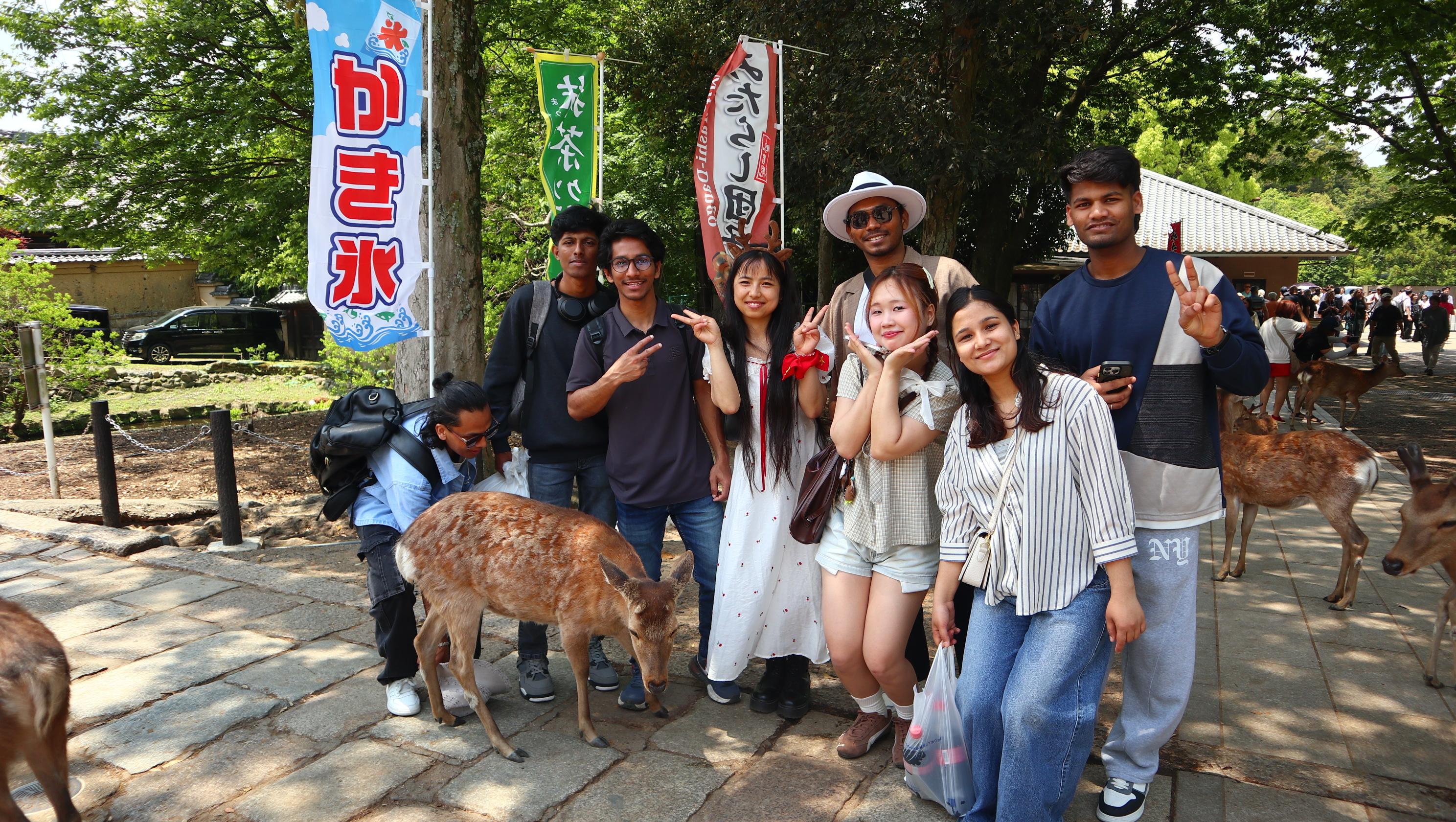 今年の春の校外学習　午前組は奈良公園へ行きました
たくさんのシカにびっくり!!