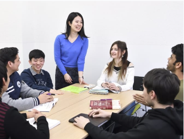 学習者が中心になって動く、活動型の授業を行います。行動中心アプローチにより授業を行い、実社会で活きる日本語の運用力を養成します。対話を通して学習者同士がお互いの力を協力して学ぶ学習方法（ピア・ラーニング）を実践します。