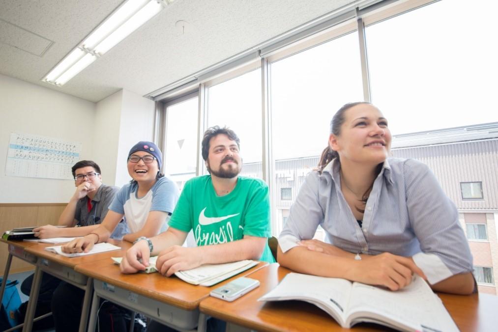 中国・ネパール・ミャンマー・スリランカ・インドネシア・欧米と多国籍な環境の中で「学生の将来につながる日本語教育」、「対話」を重視した授業と活動を行っています。 次のステップで使える日本語力、日本語コミュニケーション能力の向上に力を入れながら、JLPTやEJUでも成績を残していくという、これまでの日本語学校になかったスタイルで取り組むとても欲張った学校です。この欲張った京都中央校で「学生にいろいろな可能性を見つけてもらえる授業」をともに見つけていきませんか？