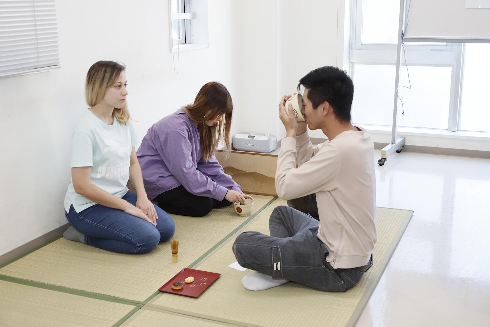 毎年恒例のイベント「日本を知る日」の一コマです。「日本文化を体験する」をテーマに様々な体験型アクティビティを用意しています。