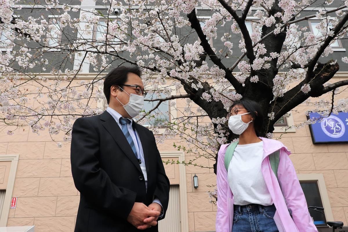 校舎横の公園に大きな桜の木があります。
毎年、新入生と写真を撮ります。