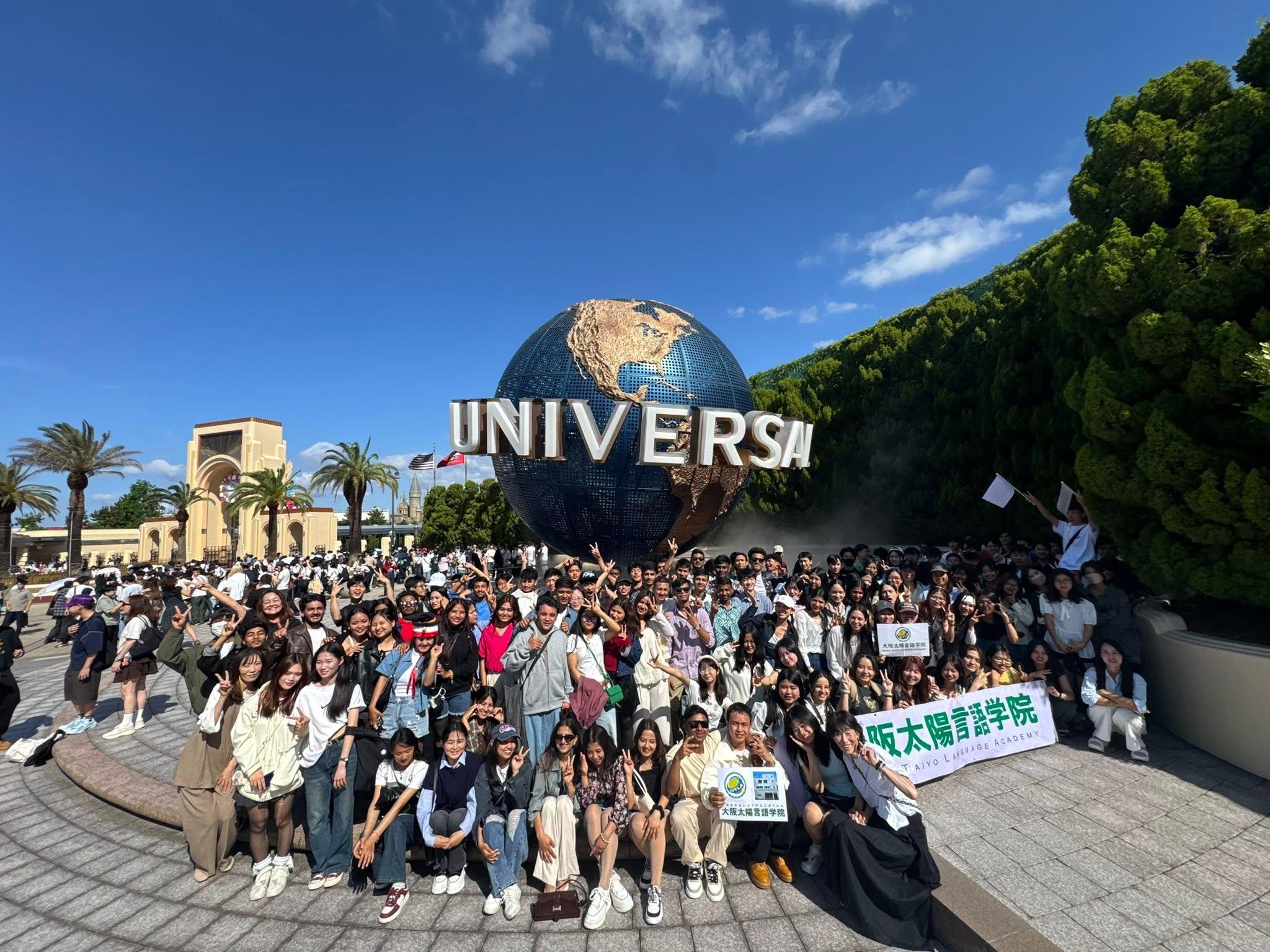 日本での思い出作りや文化体験の一環として、定期的に校外学習などのイベントを開催しています！この写真は、先日学生たちと一緒にユニバーサル・スタジオ・ジャパン（USJ）へ行ったときの一枚。普段の授業中とは少し違う、学生たちの弾けるような笑顔や素の表情がたくさん見られました♪