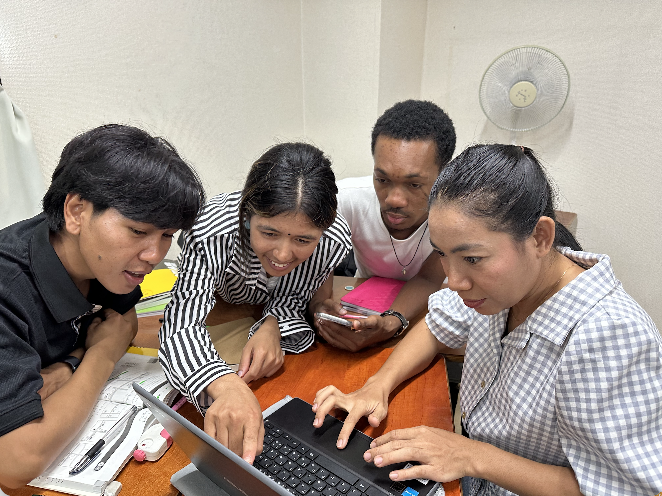 日々の課題を学生たちが主体になり、違う国の学生と協力して日本語を学びます。