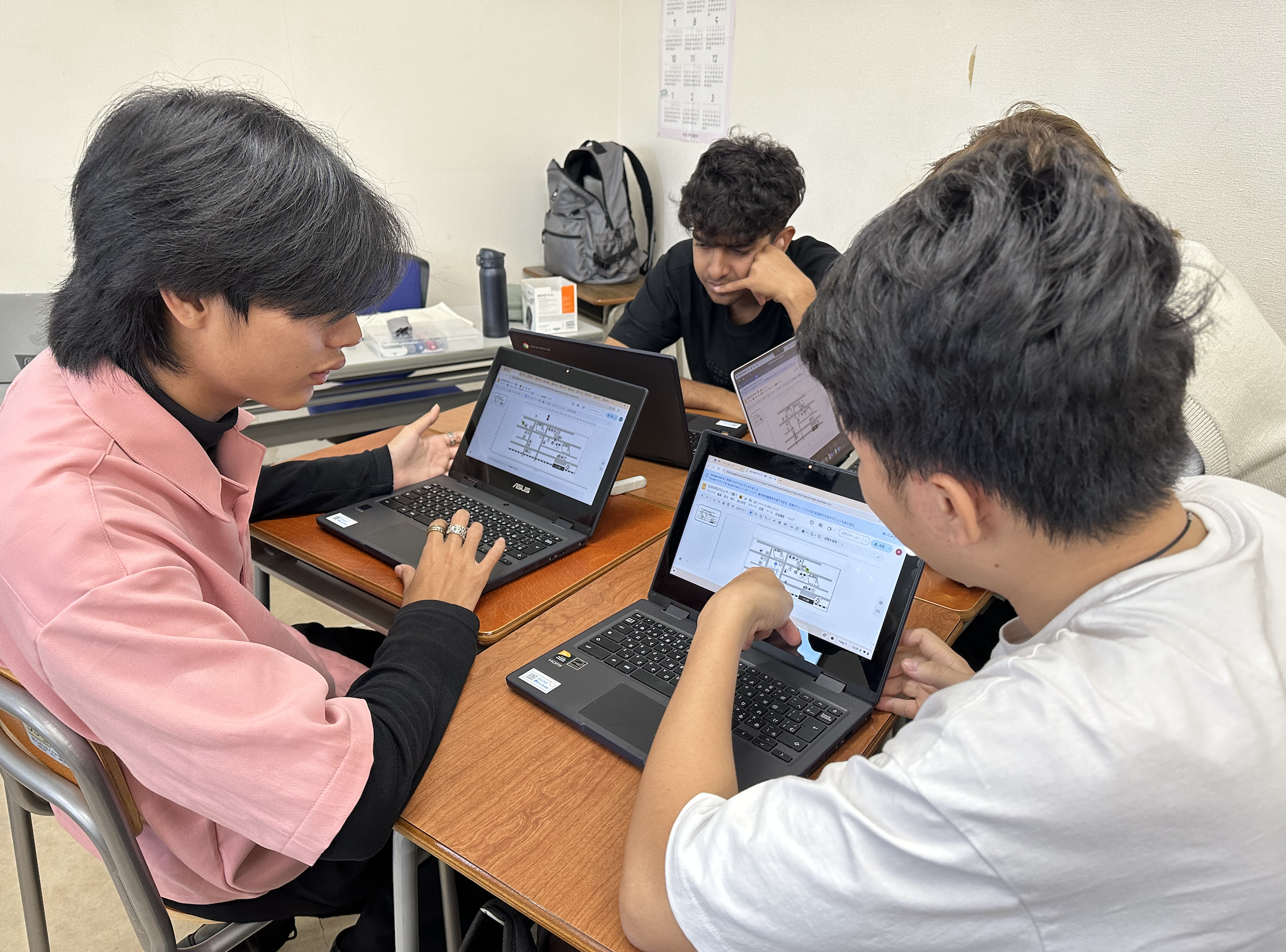学生1人1台Chromebookを配布しています。GoogleのClassroomを利用し、タイピングやプレゼンテーションも日本語でできるように教育しています。
