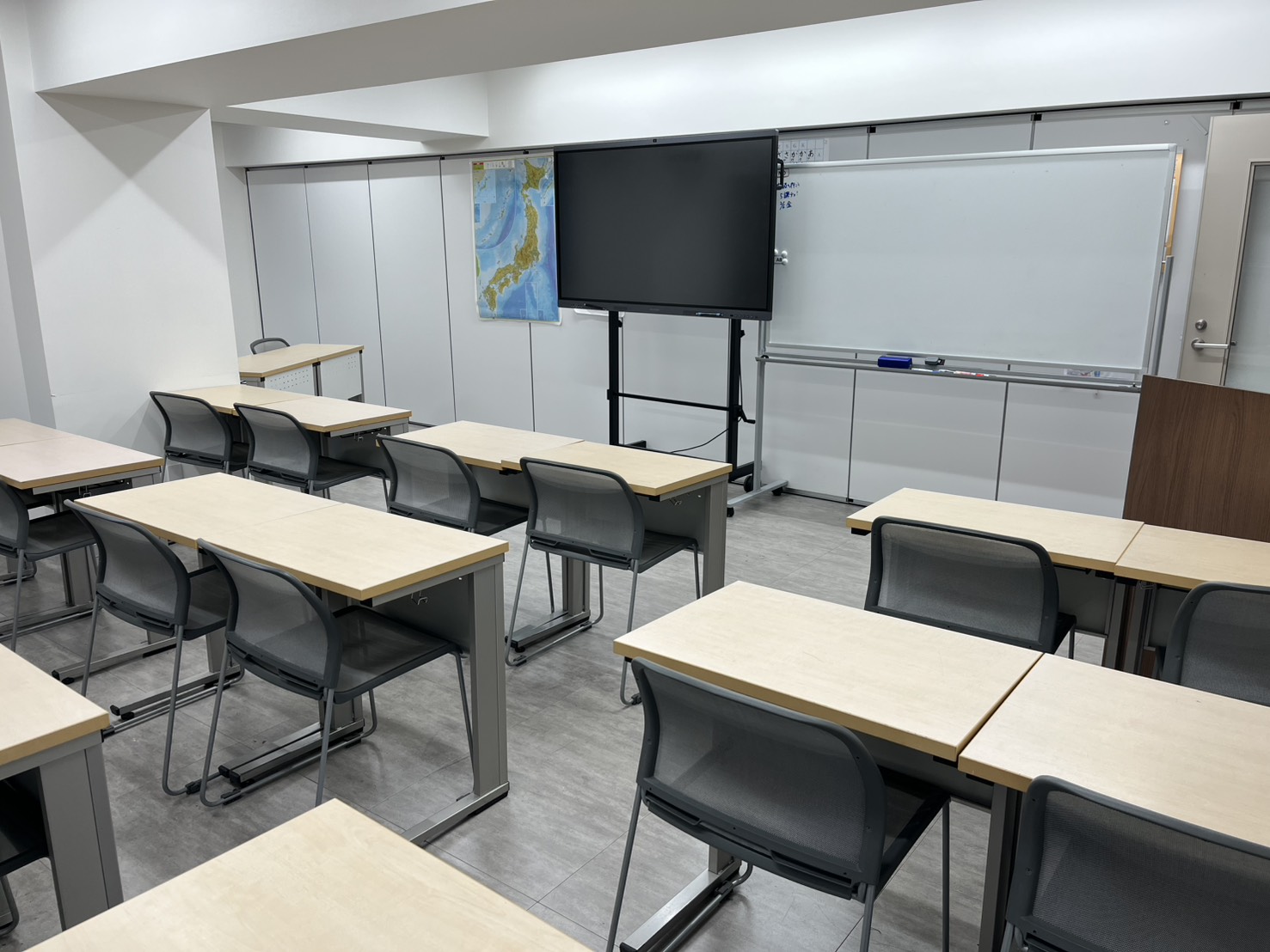 どの教室にも電子黒板導入済み