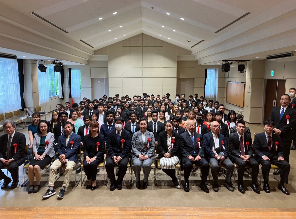 【鴻巣市】鴻巣国際学院　非常勤講師募集｜日給8,400円〜
