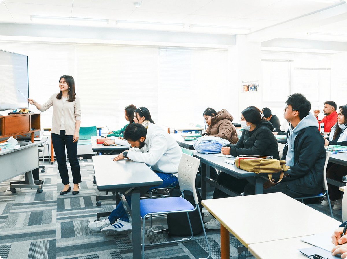 ネパール、スリランカ、バングラデシュなど、さまざまな国から来た学生が日本語を学んでいます。卒業後は大学や専門学校へ進学します。