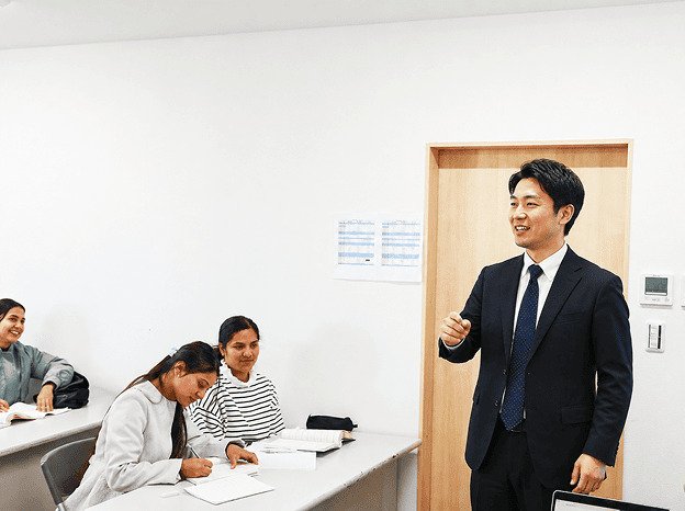 教壇に立つ前に、講義形式の研修や先輩講師の授業見学、模擬授業で準備を進めます。入職後も校内の勉強会で学び続けられます。