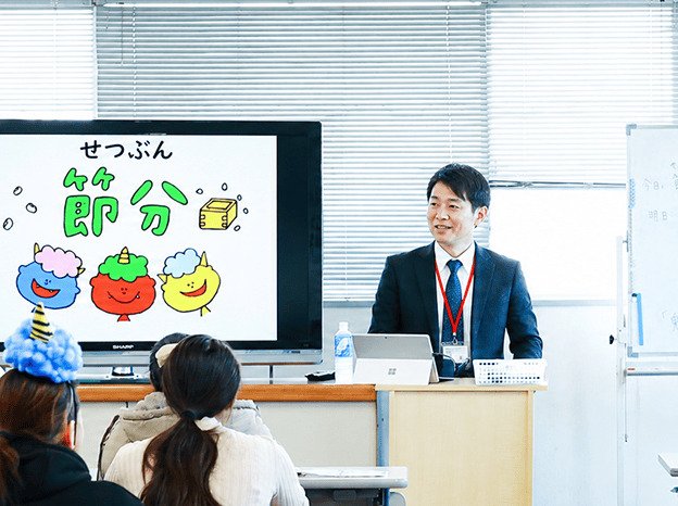 授業用のスライドやプリントは学校で用意したものを使えます。『つなぐにほんご』などの教材を使い、準備にかかる時間を抑えて授業そのものに力を注げます。