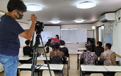 着任時に授業の進め方と学校のしくみについて説明を受けられます。担当後も常勤講師がOJTでサポートし、他の講師の授業はいつでも見学できます。
