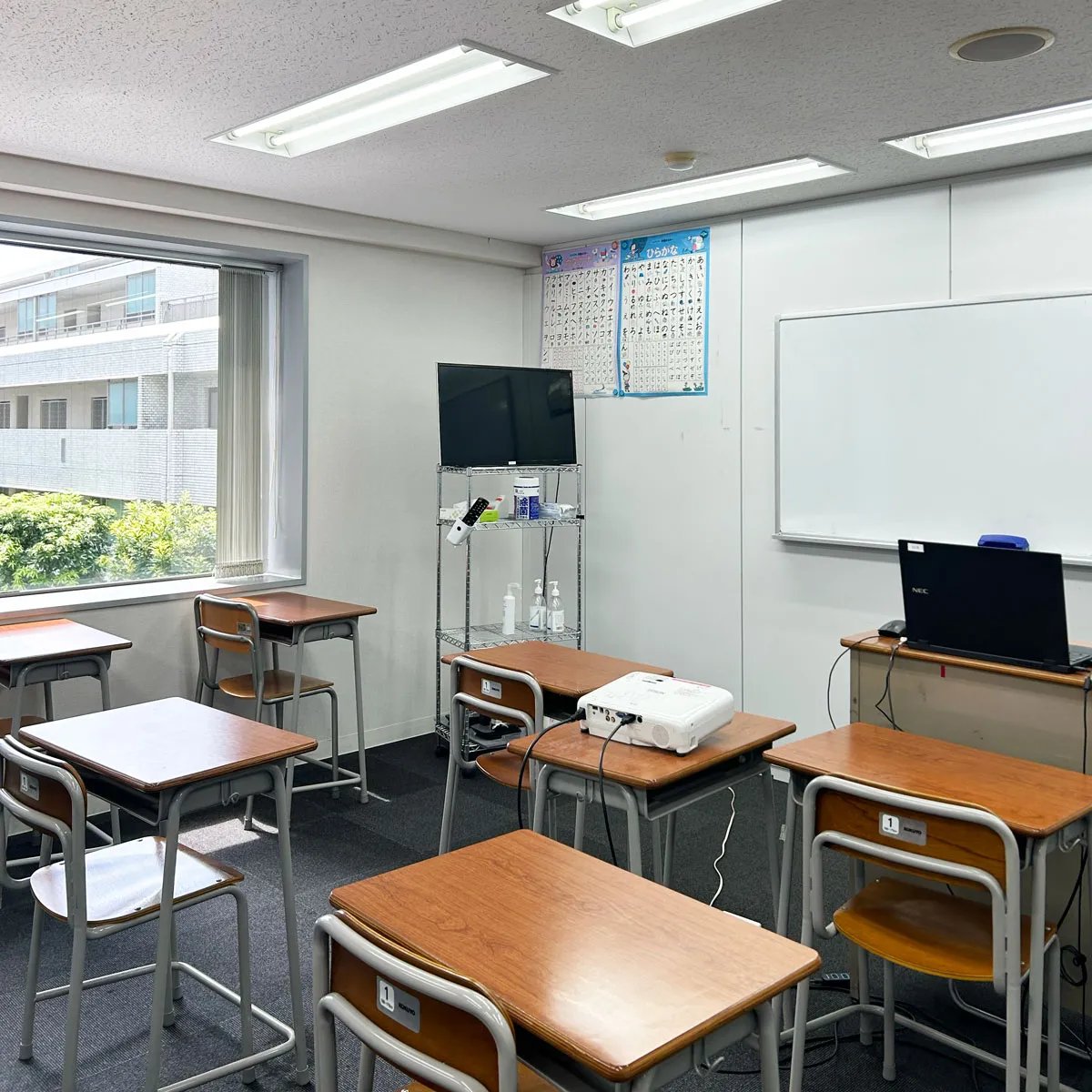 どの教室にもノートPC、プロジェクター、モニターがあります。初級は『できる日本語』、中級・上級は『テーマ別』シリーズを使い、学校独自のテキストも併用しています。
