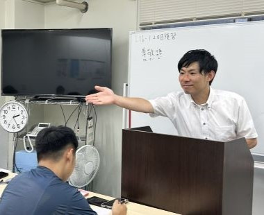 各教室にモニターを完備し、ノートPC・iPadも使用できます。教材はオリジナル教科書（文法積み上げ式、会話も重視）や『中級へ行こう』『文化中級日本語』などを使用しています。