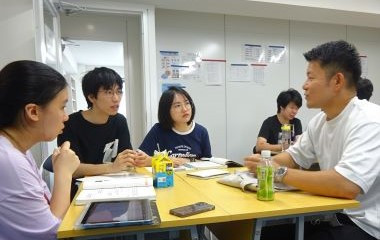 授業のほか、専任スタッフと組んで学生の進路や学習の相談にのります。小テストや宿題のチェック、行事の運営にも関わります。進学指導の担当も希望できます。