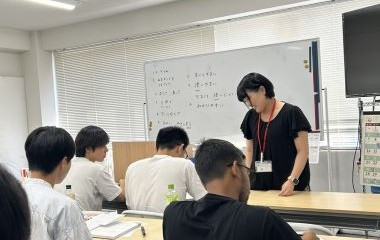 教材やカリキュラムは学校が用意済み。最初の3か月はチューターの先輩講師がいるので、授業の組み立てで迷ったときも一人で抱え込まずに済みます。