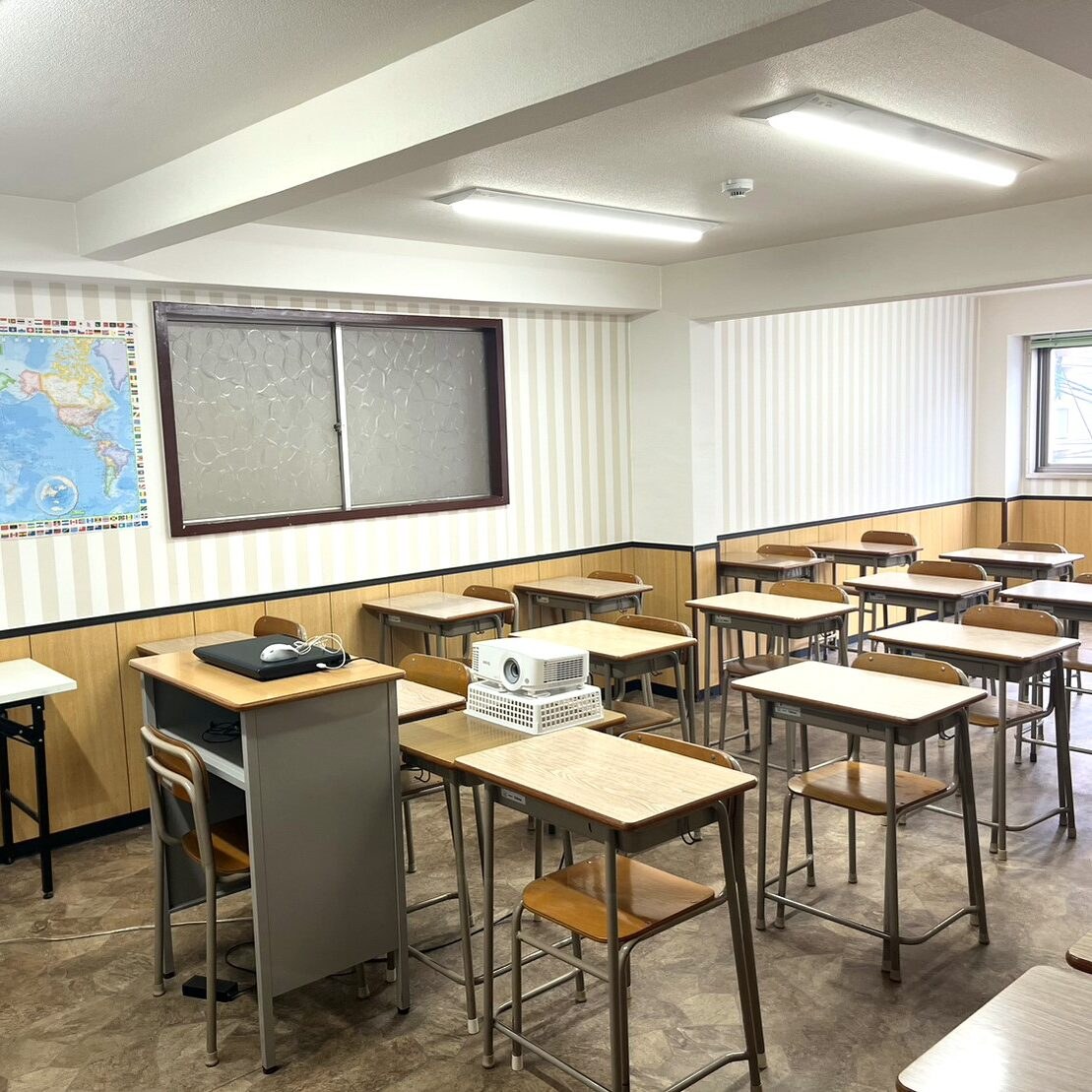 全教室にPCとプロジェクターを完備し、ICTを活用した授業ができます。プリントの印刷やテストの採点は担任が担当するため、授業に専念できます。