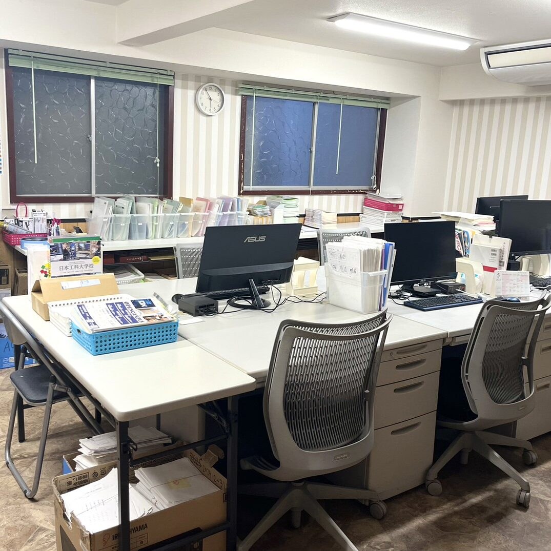 OJTによる授業見学・教案指導、経験に応じた新人研修、先輩講師による授業運営・教材準備のサポートがあります。職員の平均年齢は30代が中心です。