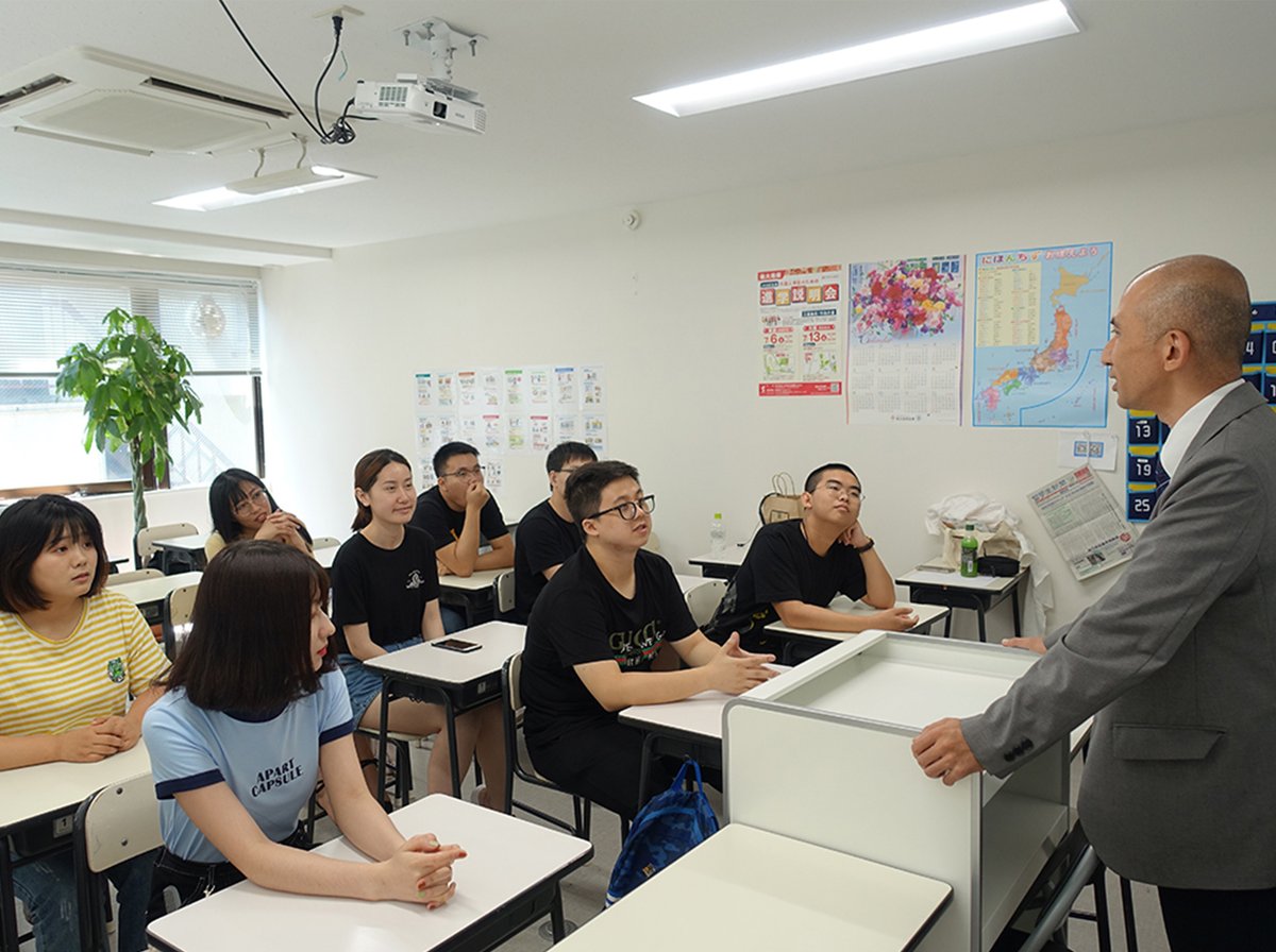 授業見学から授業チェック・模擬授業へと進む研修があり、定期的な研修会・校内勉強会も行っています。週3日以上勤務の方には社外研修手当（年最大10,000円）もあります。