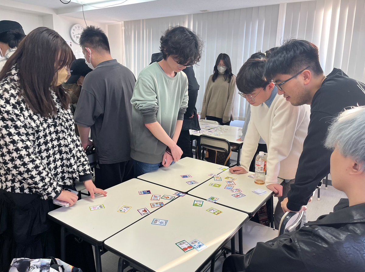 専任登用制度や登録日本語教員の資格取得費用補助があり、長くキャリアを築けます。希望すればクラス副担任として採点・添削にも携われます（業務給60分1,300円）。