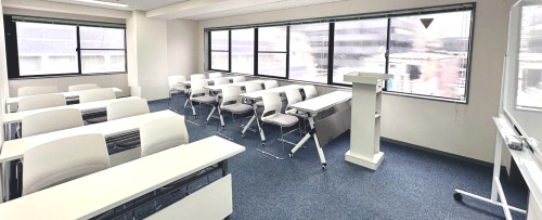 大画面モニターとホワイトボードを各教室に完備