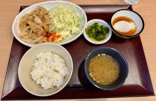 日本語学校では珍しい食堂完備！！
教職員は無料で食べられます。
日替わりで2つのメニューから選べます。
