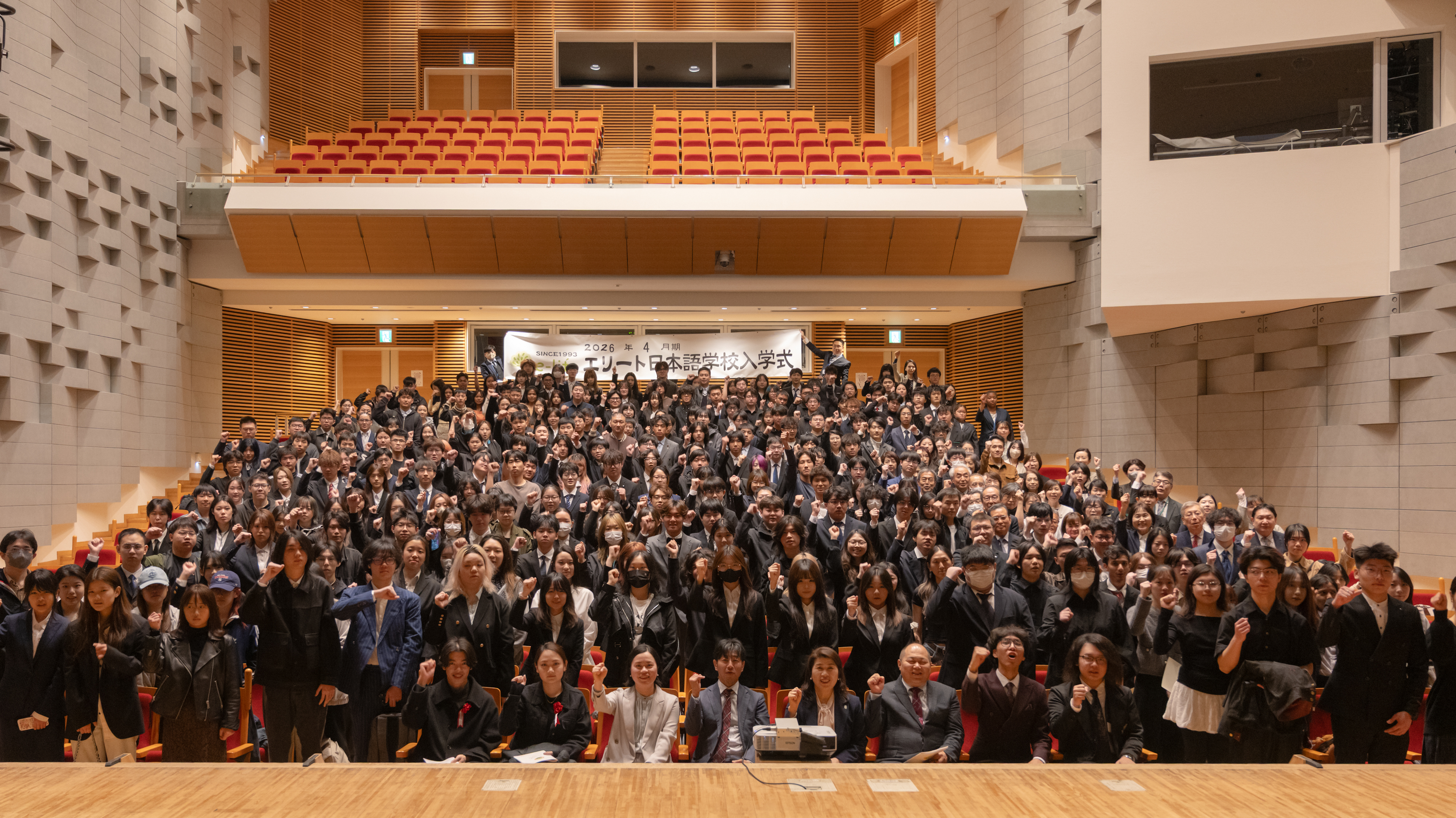 入学の時期ごとに入学式があり、新しい学生と先生がここで初めて顔を合わせます。