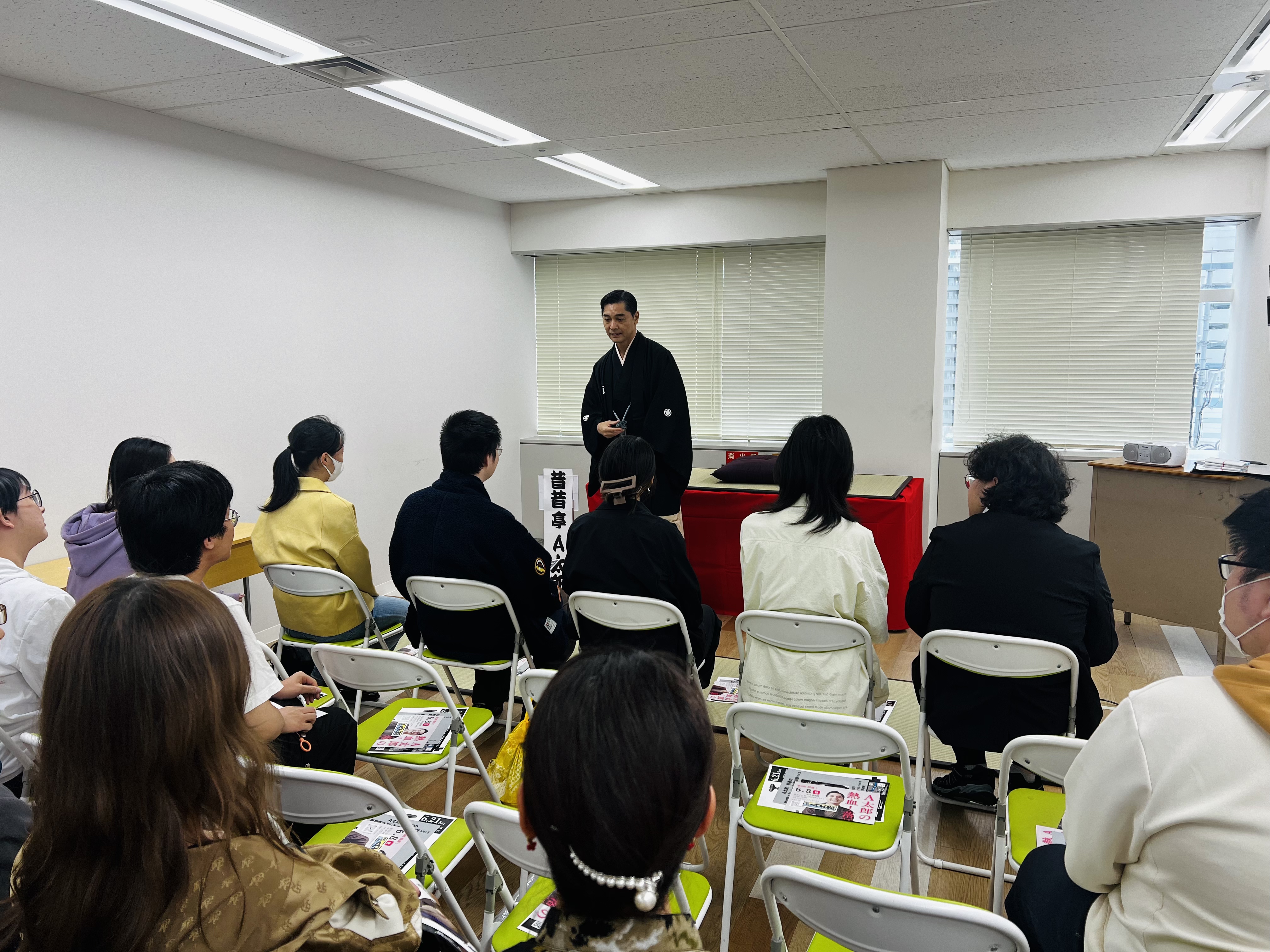 校内で落語を聞く会を開きました。