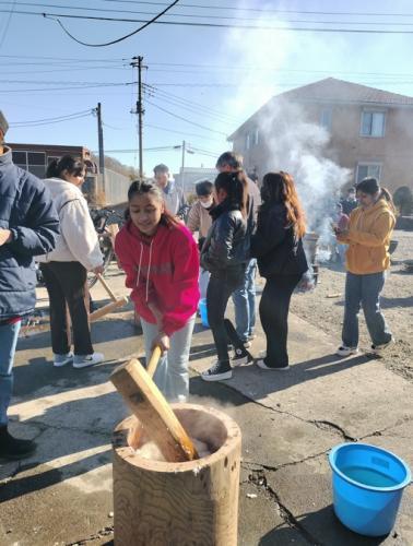 毎年12月に餅つきを行います。きな粉より餡子が人気のようです。