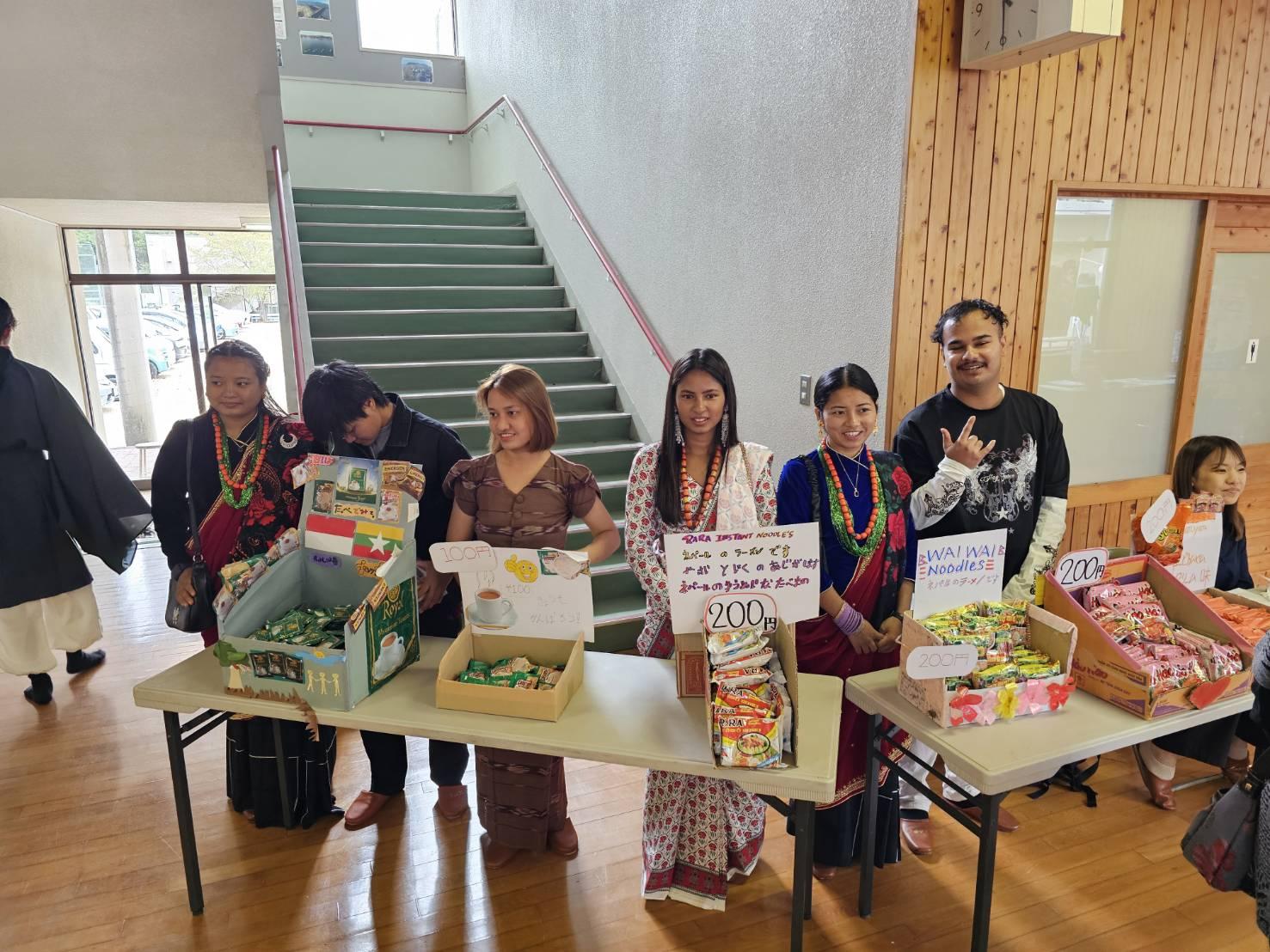町内のイベントでは、お国のお菓子を販売するお店を出させていただいています。
生きた日本語に接し、自分の文化を紹介するよい機会です。
