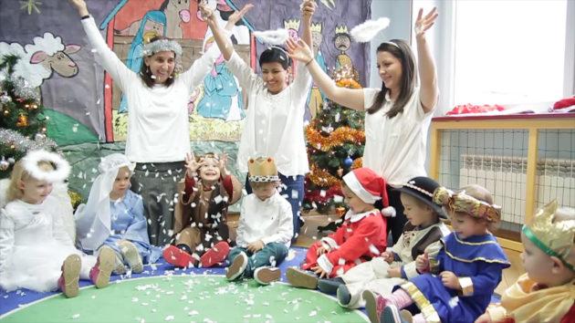 年に2回クリスマスの時期と学期末にお歌の発表会があります。これは子供達も保護者も先生にとっても楽しい時間となります