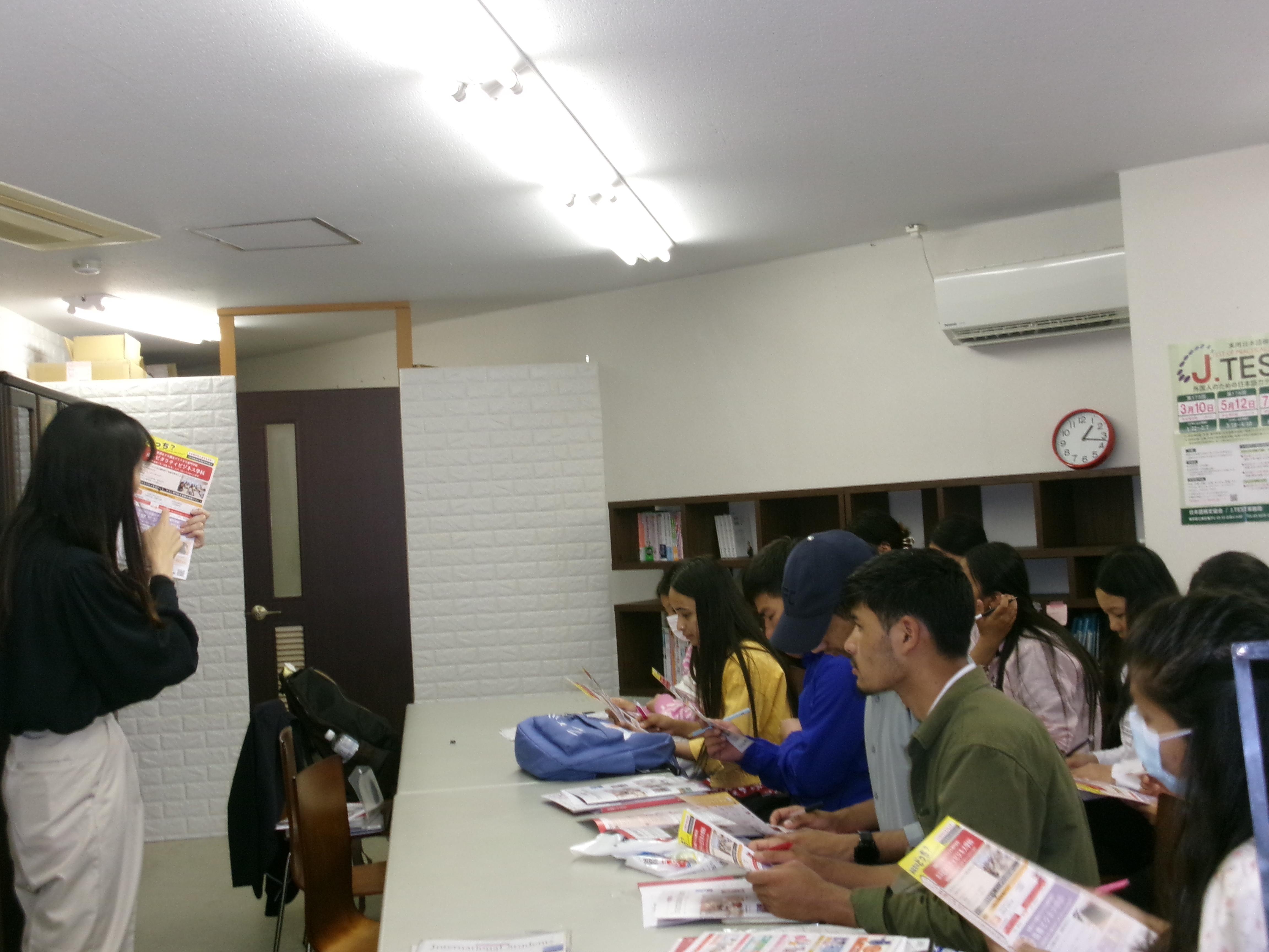 ▲校内進学説明会の様子
入学後に進学・就職などに向けた進路ガイダンスを実施するほか、定期的に大学や専門学校のご担当者様をお招きして、校内で進学説明会や出前授業を実施していただいています。図書室に進学資料の閲覧コーナーを設置したり、進学情報誌を配布したりして、入学後の早い段階から進学への意識付けをしています。担任による進路面談や出願書類準備のサポートも充実しており、今年度は校外学習として全員で外部の進学相談会にも参加しました。こうした教務の業務を裏方でサポートするのも事務のお仕事の一つです。
