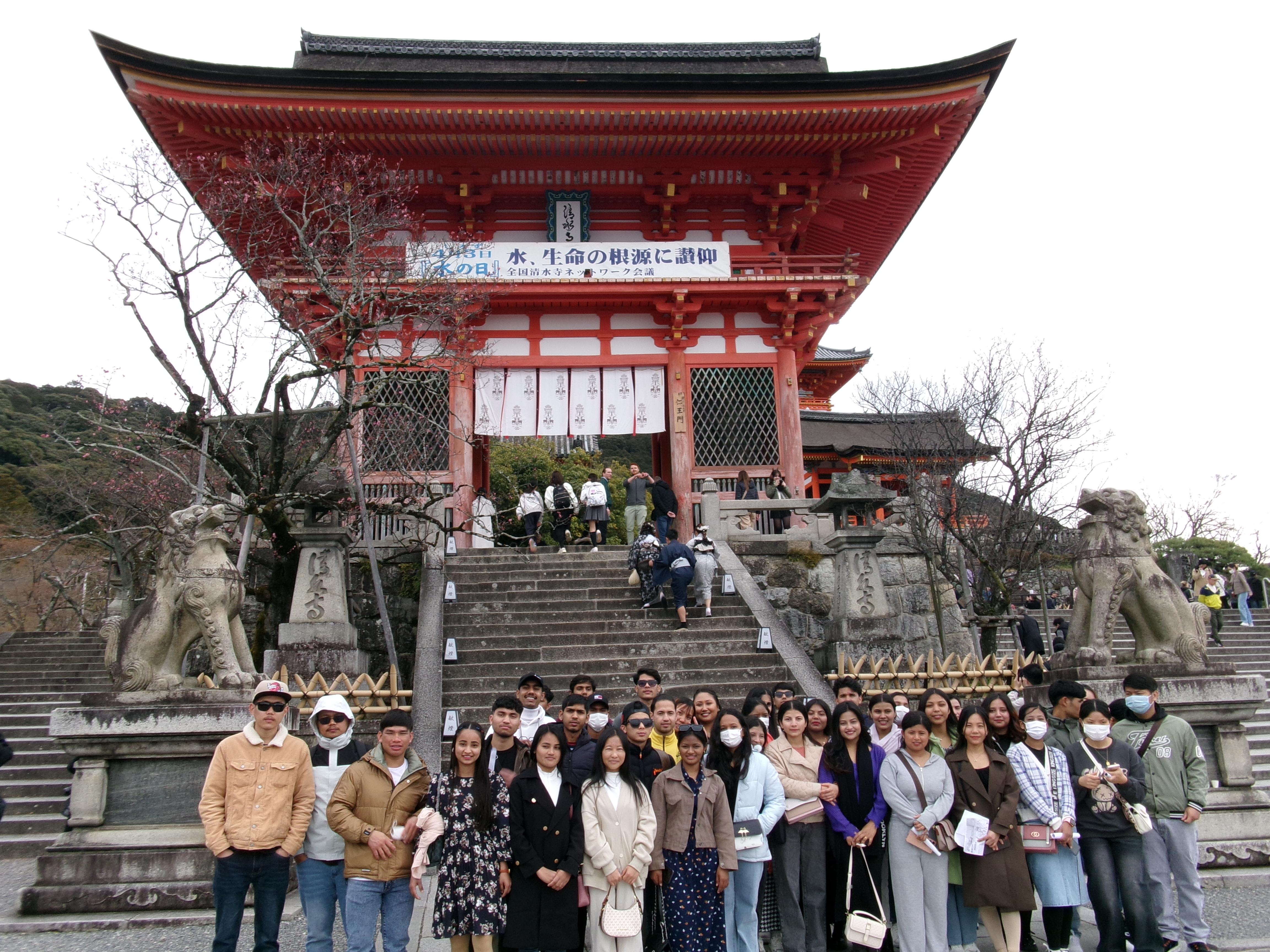 ▲清水寺への遠足の様子
学期ごとに様々な課外活動（校外学習や体験学習）を実施しているほか、入学式・新入生歓迎会・遠足・交通安全教室・健康診断・外部イベント参加・教材展示販売会・卒業式・卒業旅行などの学校行事も定期的に実施しています。こうした教育活動の様子はFacebookでも写真を公開していますので、ぜひご覧ください。お仕事に慣れてきたら事務職員の方にも企画や引率をお手伝いいただくこともあります。