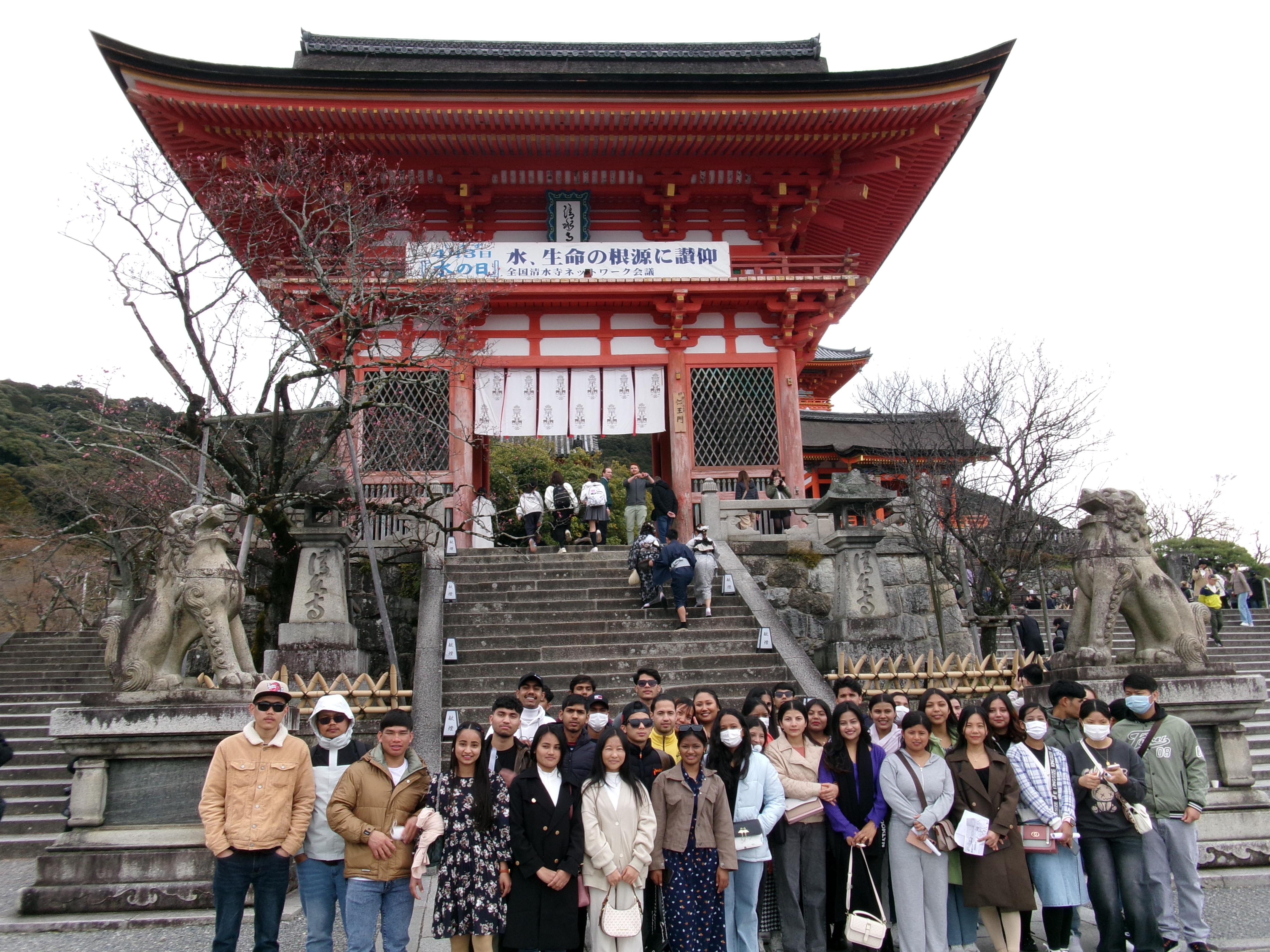 ▲清水寺への遠足の様子
学期ごとに様々な課外活動（校外学習や体験学習）を実施しているほか、入学式・新入生歓迎会・遠足・交通安全教室・健康診断・外部イベント参加などの学校行事も定期的に実施しています。今年度末には初めての卒業式や卒業旅行も予定されています。こうした教育活動の様子はFacebookでも写真を公開していますので、ぜひご覧ください。非常勤の先生方にも引率に参加していただくこともあります。