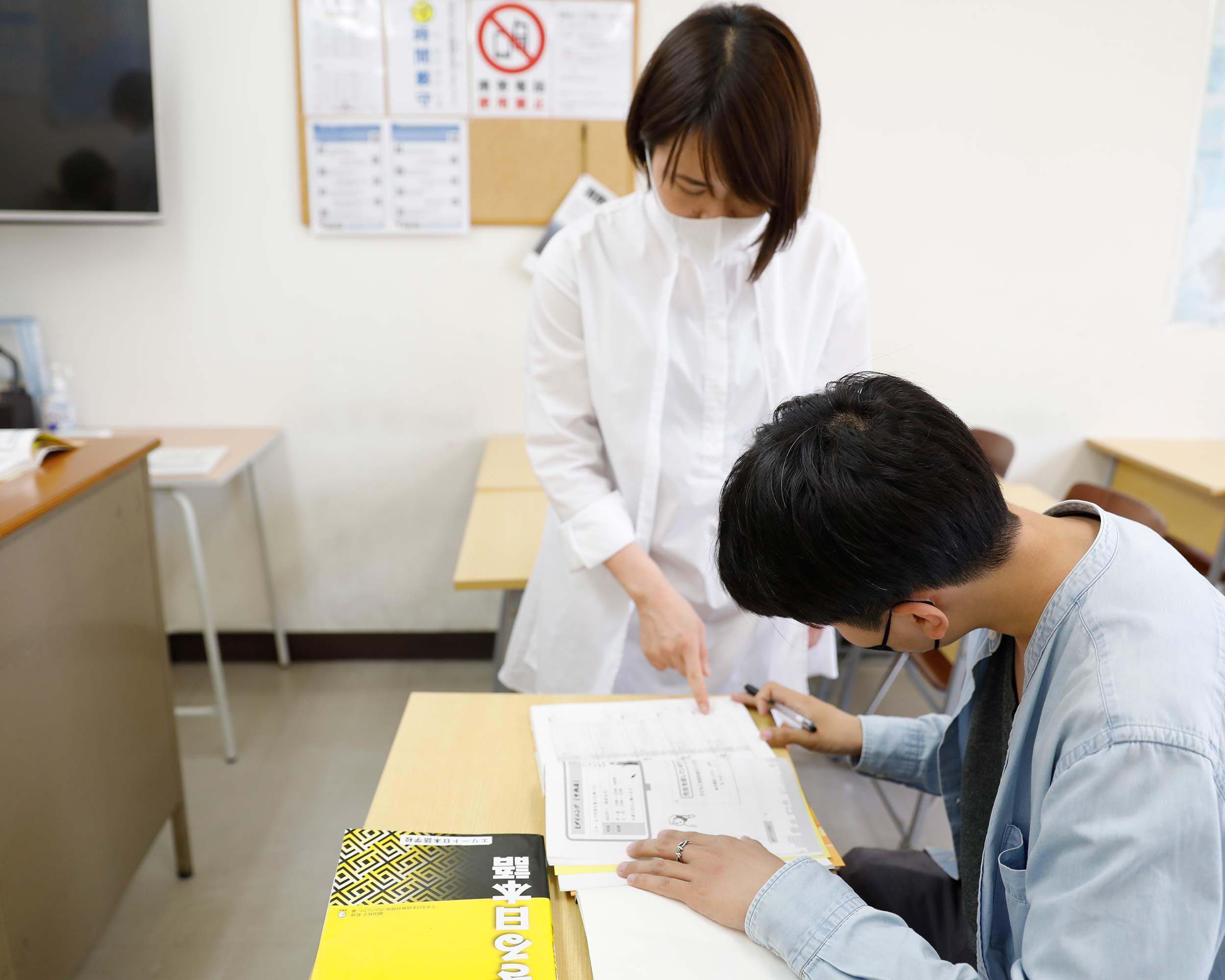 先生と学生さんが真剣に取り組んでいます。