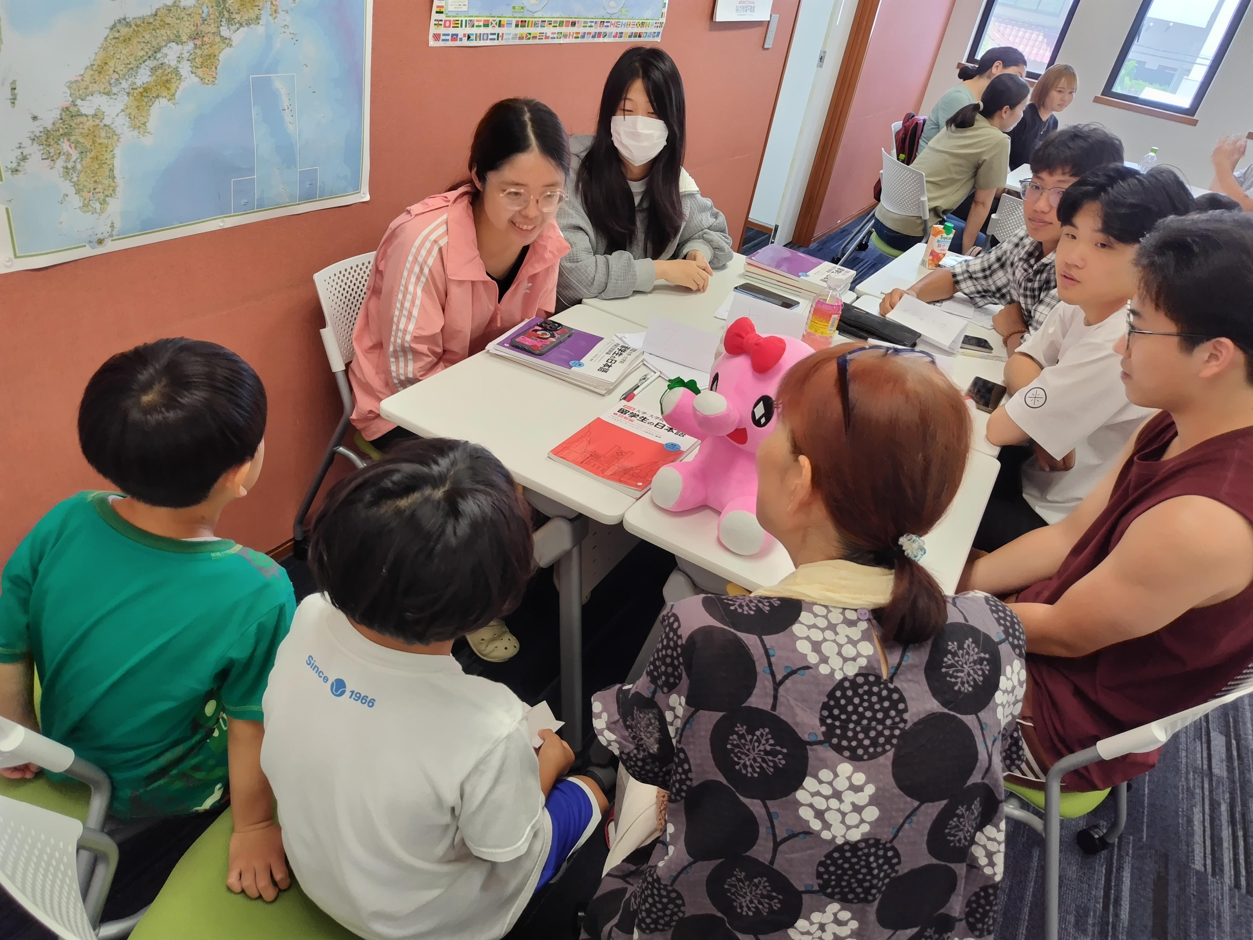 地元の子どもたちとの交流会（グループワーク）