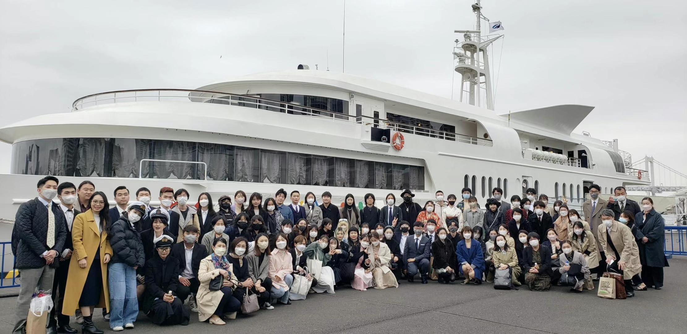 卒業式の後に、恒例の卒業クルージングパーティーが行われます。友達・先生と一緒に東京湾をクルージングして、きれいな夜景を見ながら、おいしい料理を食べて、楽しく過ごします。