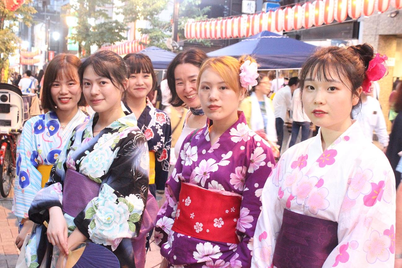 学校の隣駅「神楽坂」の夏祭りに浴衣を着た学生たちと楽しみました！
学生たちには覚えた日本語を学校の外で使う機会や実際の日本に触れる機会を多く作っていきたい思いから、
校外学習の多さには自信があります。