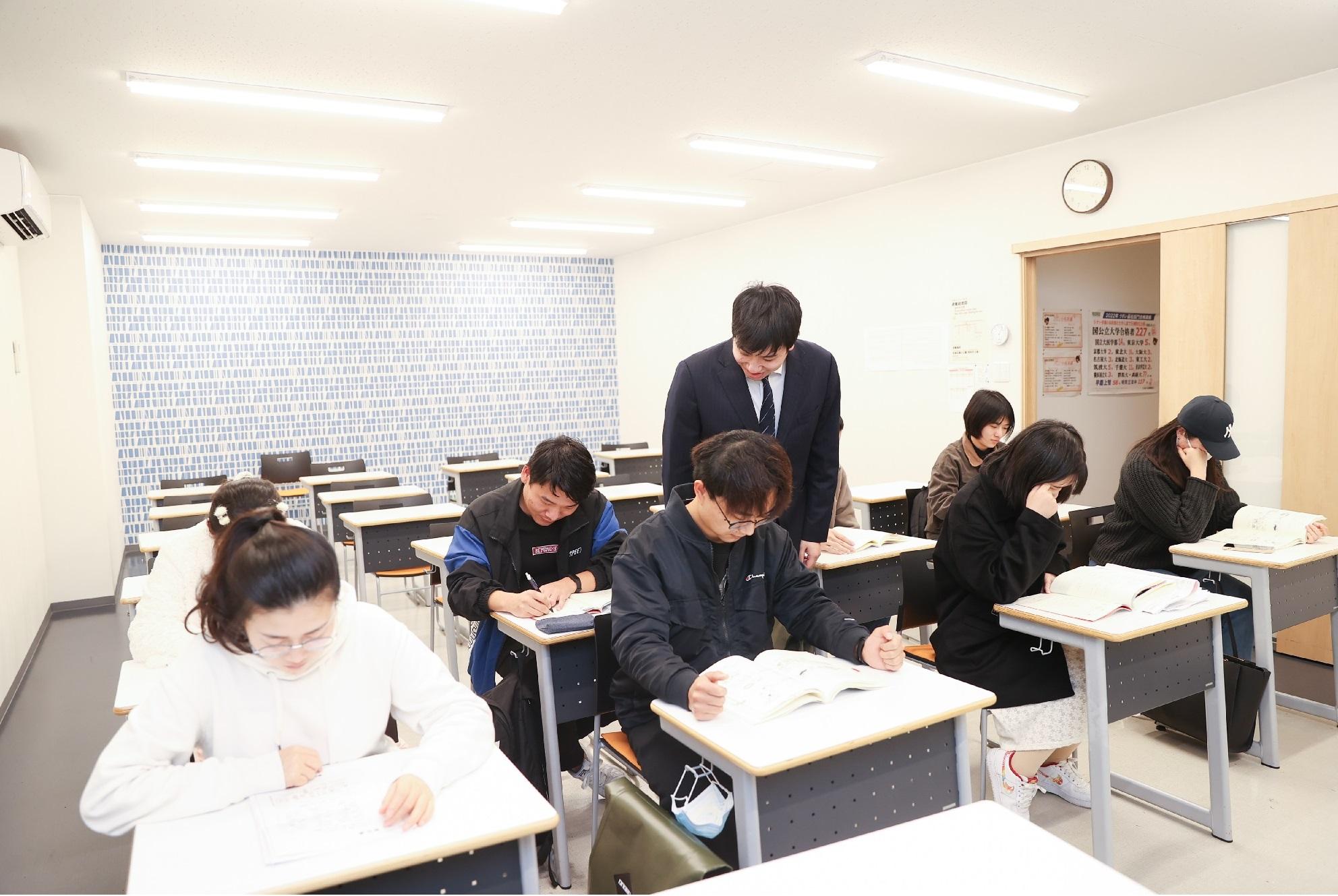 明るくきれいな教室で授業を行います。一方的な指導ではなく、アウトプットの機会を多く設けた独自の教育ノウハウに強みがあります。