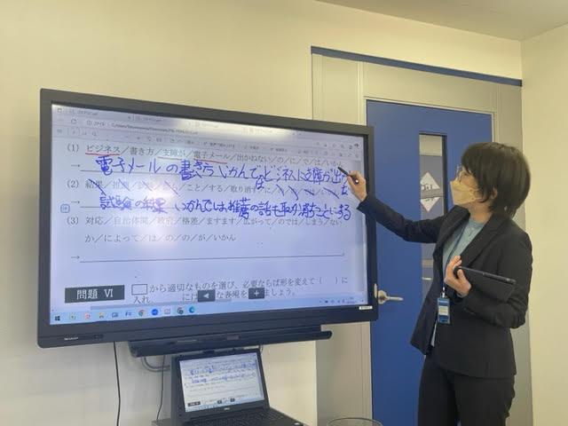 ICT教育の実現と授業の幅を広げるため、電子黒板を導入してより教えやすい環境を構築。留学生の学習効果を高めることに加え、教員の働きやすさへの配慮も行っています。