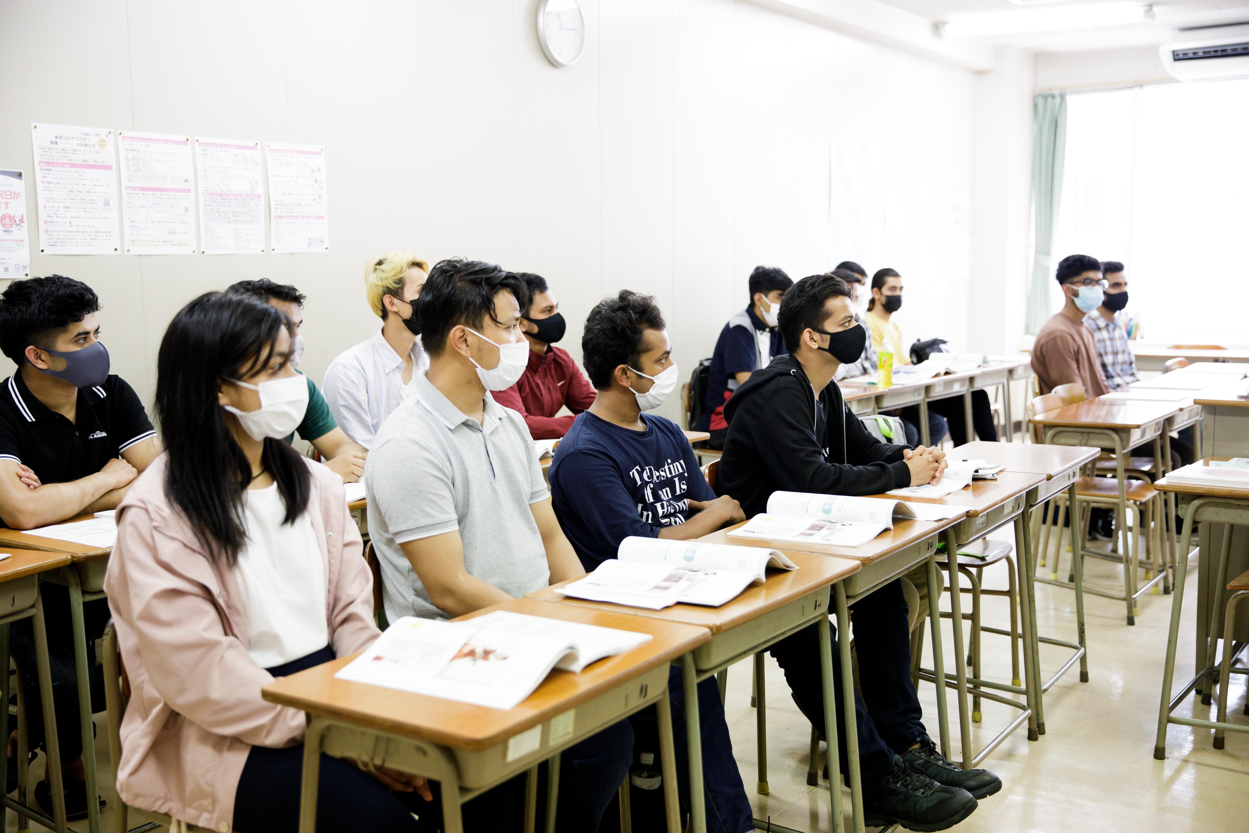 新型感染症の後の写真で、学生たちも全員マスクをして授業を受けています。