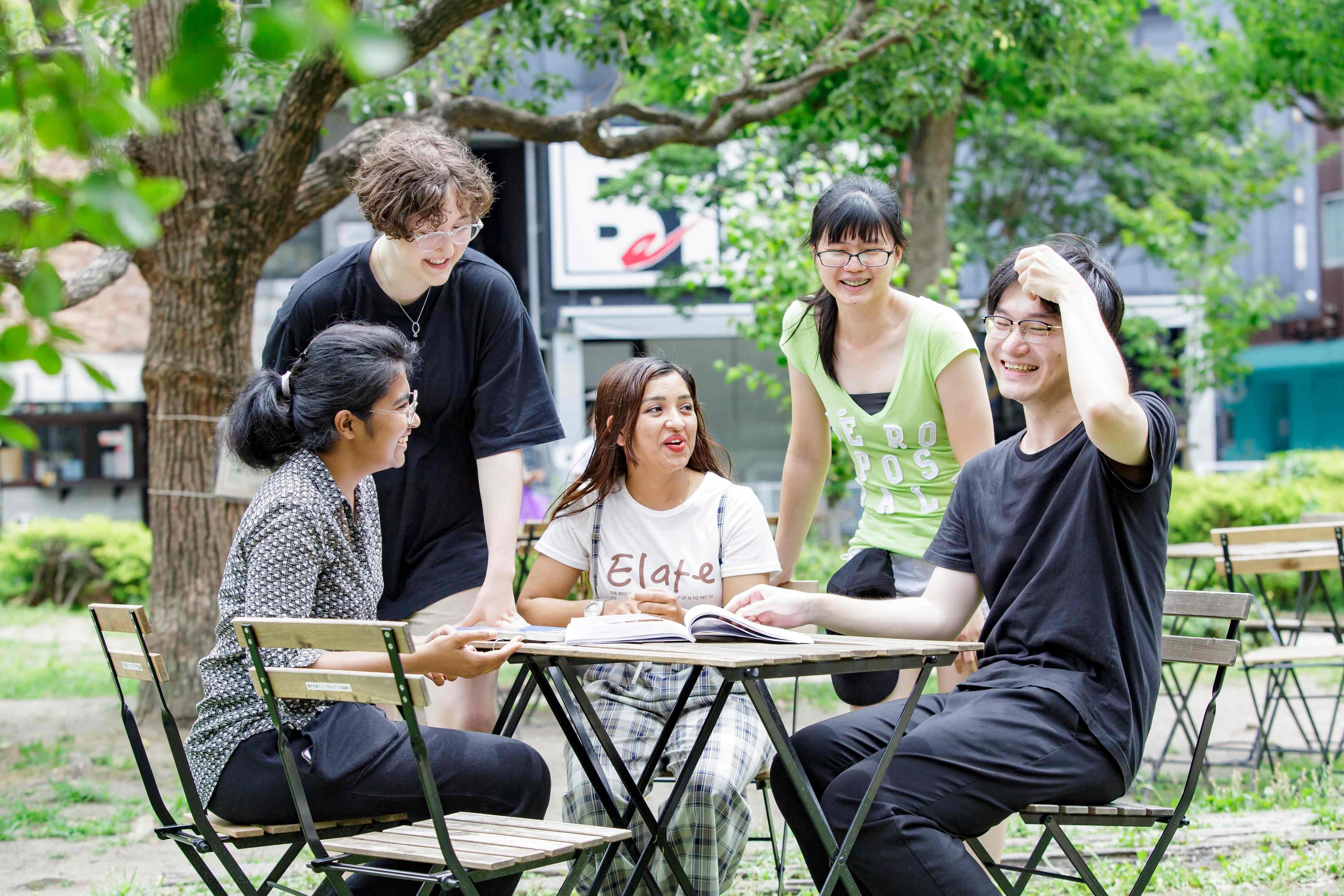 学校のすぐ近くに公園があります。学生たちの憩いの場になっています。