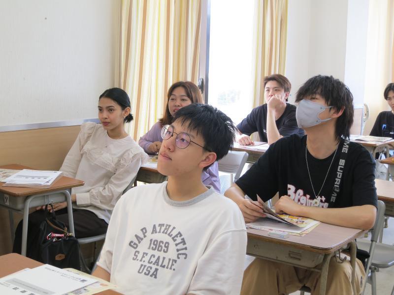 様々な国籍の留学生が一緒に勉強しています