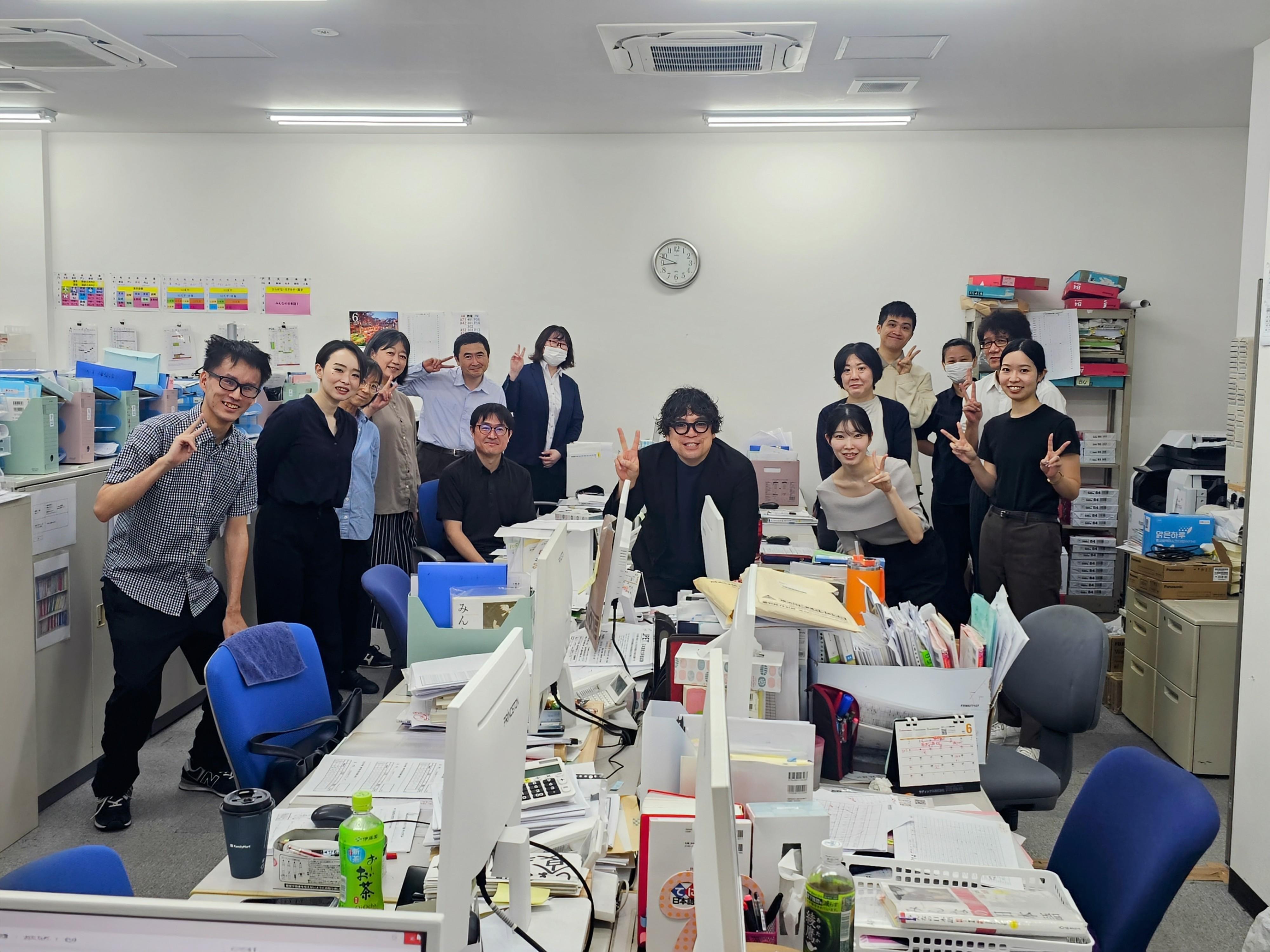 この写真は、東京城北日本語で活躍する日本語教師たちです。ご覧の通り、専任教師も非常勤講師も、役職や雇用形態に関わらず、非常に仲が良いのが自慢です。

日々の授業準備や学生のサポートなど、様々な場面で互いに協力し合い、和気あいあいとした雰囲気の中で教育活動に取り組んでいます。経験豊富な先生から若手の先生まで、それぞれの個性を尊重し、刺激し合いながら成長できる環境です。

日本語教育への情熱を持ち、チームワークを大切にできる方のご応募を心よりお待ちしております。私たちと一緒に、学生たちの夢をサポート